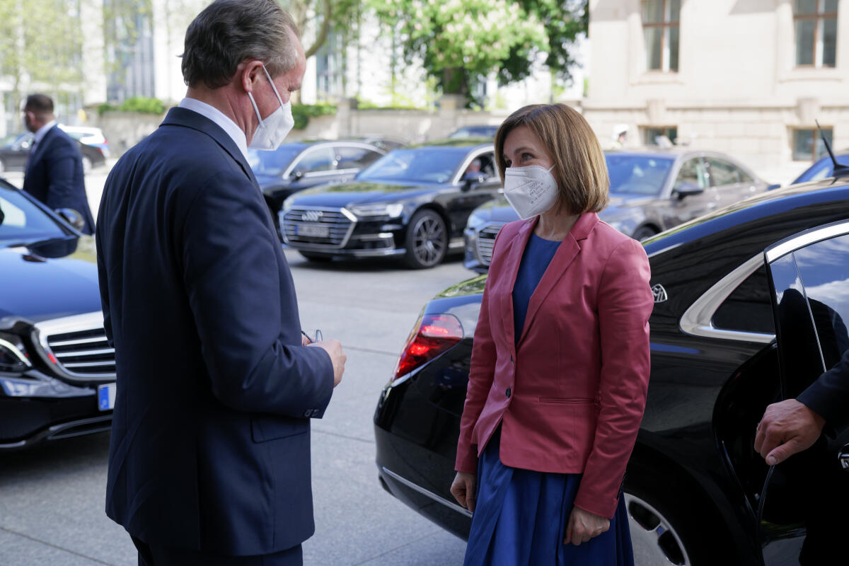 Besuch I.E. der Staatspräsidentin der Republik Moldau, Frau Maia Sandu (r), in der 94. Sitzung des Europaausschusses. Hier empfängt der Ausschussvorsitzende Gunther Krichbaum (l), CDU/CSU, MdB, Frau Sandu am Osteingang des Reichstagsgebäudes. Krichbaum, Gunther Besuch I.E. der Staatspräsidentin der Republik Moldau, Frau Maia Sandu (r), in der 94. Sitzung des Europaausschusses. Hier empfängt der Ausschussvorsitzende Gunther Krichbaum (l), CDU/CSU, MdB, Frau Sandu am Osteingang des Reichstagsgebäudes.