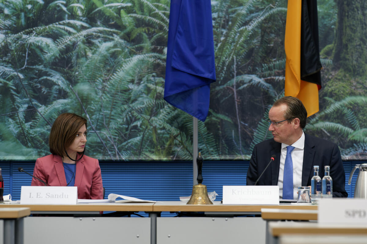 Besuch I.E. der Staatspräsidentin der Republik Moldau, Frau Maia Sandu (l), in der 94. Sitzung des Europaausschusses. Hier im Gespräch mit dem Ausschussvorsitzenden Gunther Krichbaum (r), CDU/CSU, MdB. Krichbaum, Gunther Besuch I.E. der Staatspräsidentin der Republik Moldau, Frau Maia Sandu (l), in der 94. Sitzung des Europaausschusses. Hier im Gespräch mit dem Ausschussvorsitzenden Gunther Krichbaum (r), CDU/CSU, MdB.