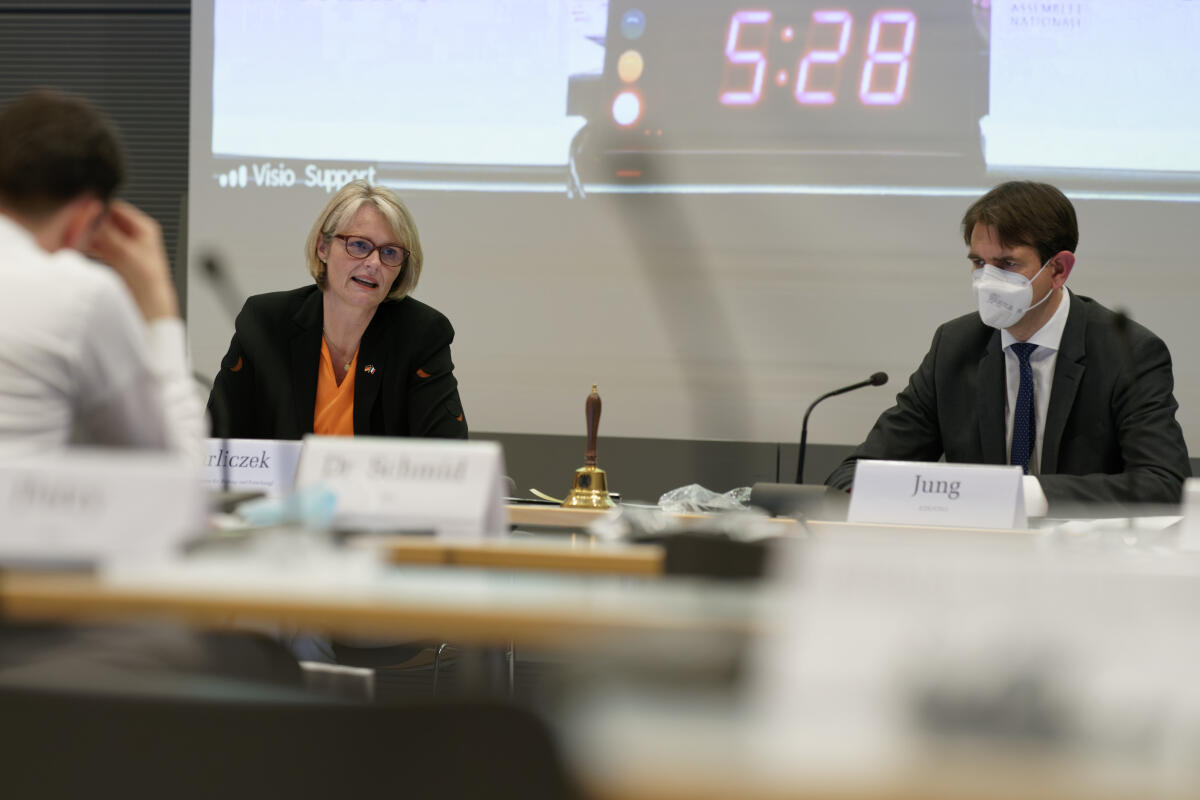 Die Deutsch-Französische Parlamentarische Versammlung berät in ihrer Sitzung (Videokonferenz) die bilaterale Kooperation im Bereich der Künstlichen Intelligenz und der Innovationspolitik. Dazu befragen die Abgeordneten des Deutschen Bundestages und der Assemblée nationale die Bundesministerin für Bildung und Forschung, Anja Karliczek (l), CDU/CSU, MdB, und den für den digitalen Wandel zuständigen französischen Staatssekretär, Cédric O, unter Vorsitz des Abgeordneten Andreas Jung (r), CDU/CSU, MdB. Karliczek, Anja; Jung, Andreas Die Deutsch-Französische Parlamentarische Versammlung berät in ihrer Sitzung (Videokonferenz) die bilaterale Kooperation im Bereich der Künstlichen Intelligenz und der Innovationspolitik. Dazu befragen die Abgeordneten des Deutschen Bundestages und der Assemblée nationale die Bundesministerin für Bildung und Forschung, Anja Karliczek (l), CDU/CSU, MdB, und den für den digitalen Wandel zuständigen französischen Staatssekretär, Cédric O, unter Vorsitz des Abgeordneten Andreas Jung (r), CDU/CSU, MdB.