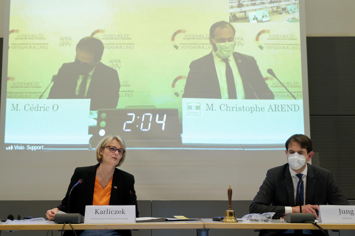 Die Deutsch-Französische Parlamentarische Versammlung berät in ihrer Sitzung (Videokonferenz) die bilaterale Kooperation im Bereich der Künstlichen Intelligenz und der Innovationspolitik. Dazu befragen die Abgeordneten des Deutschen Bundestages und der Assemblée nationale die Bundesministerin für Bildung und Forschung, Anja Karliczek (l), CDU/CSU, MdB, und den für den digitalen Wandel zuständigen französischen Staatssekretär, Cédric O (auf dem Monitor links), unter Vorsitz des Abgeordneten Andreas Jung (r), CDU/CSU, MdB. Karliczek, Anja; Jung, Andreas Die Deutsch-Französische Parlamentarische Versammlung berät in ihrer Sitzung (Videokonferenz) die bilaterale Kooperation im Bereich der Künstlichen Intelligenz und der Innovationspolitik. Dazu befragen die Abgeordneten des Deutschen Bundestages und der Assemblée nationale die Bundesministerin für Bildung und Forschung, Anja Karliczek (l), CDU/CSU, MdB, und den für den digitalen Wandel zuständigen französischen Staatssekretär, Cédric O (auf dem Monitor links), unter Vorsitz des Abgeordneten Andreas Jung (r), CDU/CSU, MdB.