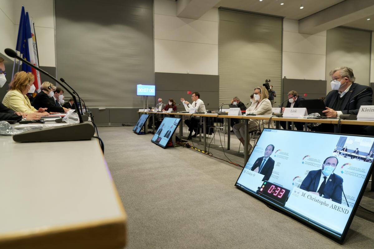 Die Deutsch-Französische Parlamentarische Versammlung berät in ihrer Sitzung (Videokonferenz) die bilaterale Kooperation im Bereich der Künstlichen Intelligenz und der Innovationspolitik. Dazu befragen die Abgeordneten des Deutschen Bundestages und der Assemblée nationale die Bundesministerin für Bildung und Forschung, Anja Karliczek, CDU/CSU, MdB, und den für den digitalen Wandel zuständigen französischen Staatssekretär, Cédric O.; Blick auf die Monitore der Videokonferenz. Die Deutsch-Französische Parlamentarische Versammlung berät in ihrer Sitzung (Videokonferenz) die bilaterale Kooperation im Bereich der Künstlichen Intelligenz und der Innovationspolitik. Dazu befragen die Abgeordneten des Deutschen Bundestages und der Assemblée nationale die Bundesministerin für Bildung und Forschung, Anja Karliczek, CDU/CSU, MdB, und den für den digitalen Wandel zuständigen französischen Staatssekretär, Cédric O.; Blick auf die Monitore der Videokonferenz.