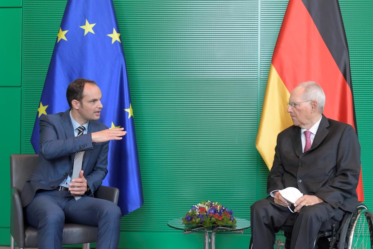 Bundestagspräsident Dr. Wolfgang Schäuble (r), CDU/CSU, MdB, empfängt den Außenminister von Slowenien, Herrn Anže Logar (l), zu einem Gespräch. Schäuble, Wolfgang Bundestagspräsident Dr. Wolfgang Schäuble (r), CDU/CSU, MdB, empfängt den Außenminister von Slowenien, Herrn Anže Logar (l), zu einem Gespräch.