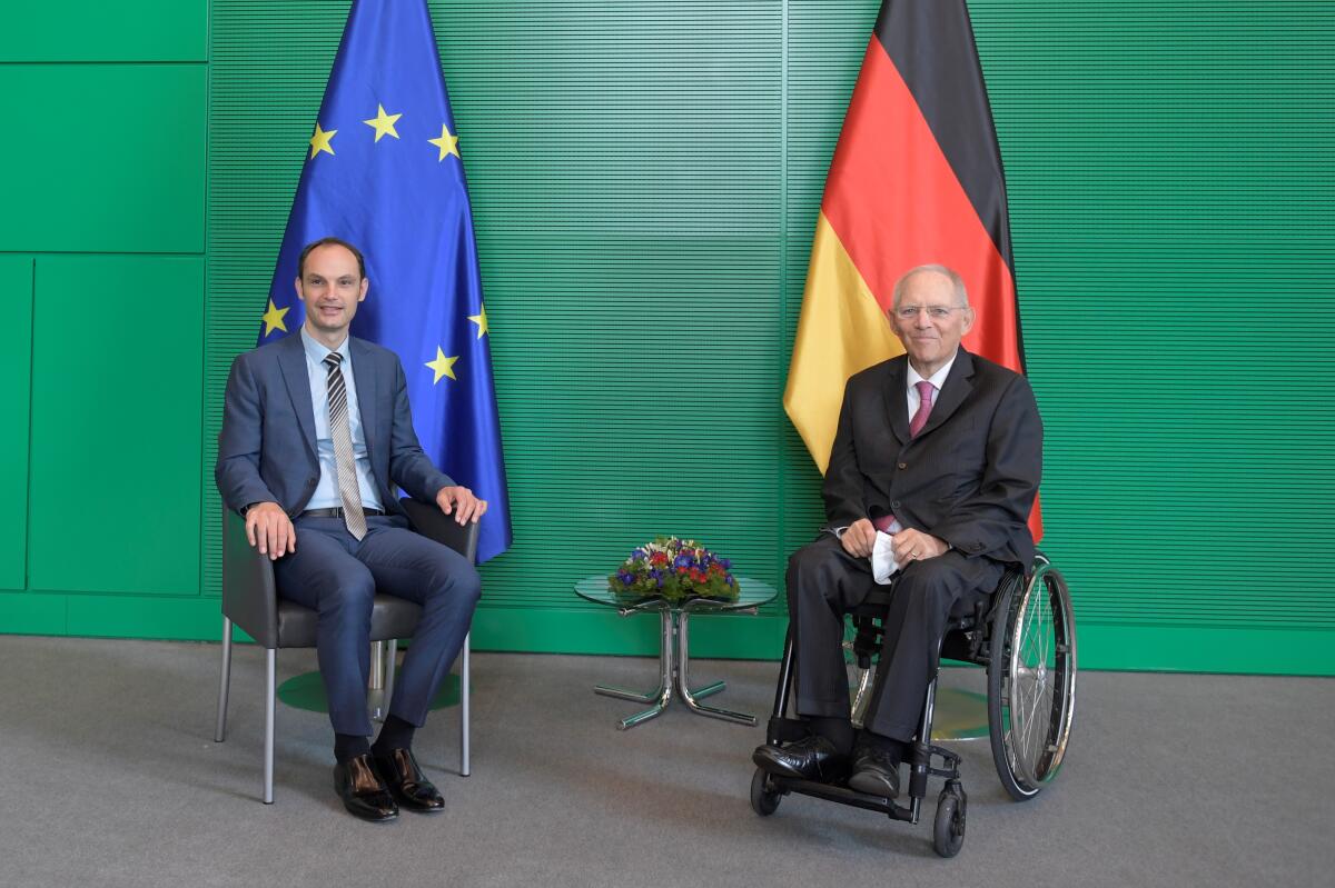 Bundestagspräsident Dr. Wolfgang Schäuble (r), CDU/CSU, MdB, empfängt den Außenminister von Slowenien, Herrn Anže Logar (l), zu einem Gespräch. Schäuble, Wolfgang Bundestagspräsident Dr. Wolfgang Schäuble (r), CDU/CSU, MdB, empfängt den Außenminister von Slowenien, Herrn Anže Logar (l), zu einem Gespräch.