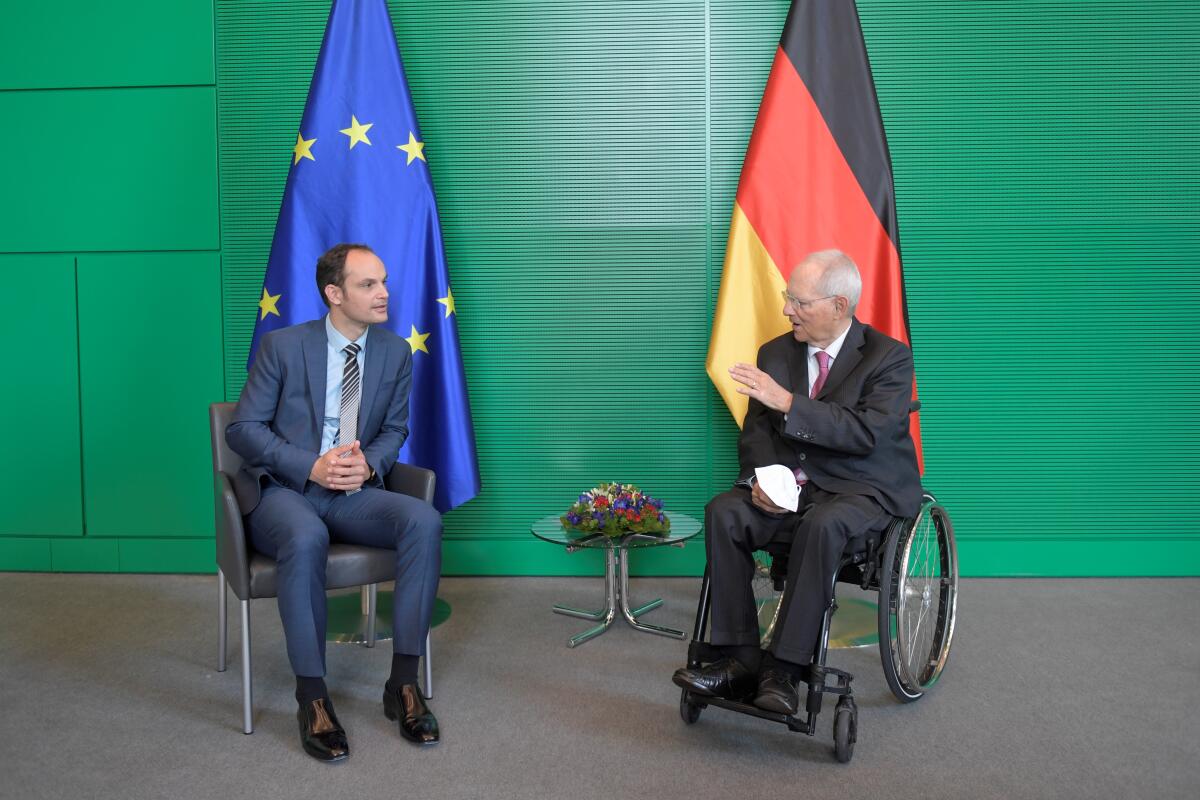 Bundestagspräsident Dr. Wolfgang Schäuble (r), CDU/CSU, MdB, empfängt den Außenminister von Slowenien, Herrn Anže Logar (l), zu einem Gespräch. Schäuble, Wolfgang Bundestagspräsident Dr. Wolfgang Schäuble (r), CDU/CSU, MdB, empfängt den Außenminister von Slowenien, Herrn Anže Logar (l), zu einem Gespräch.