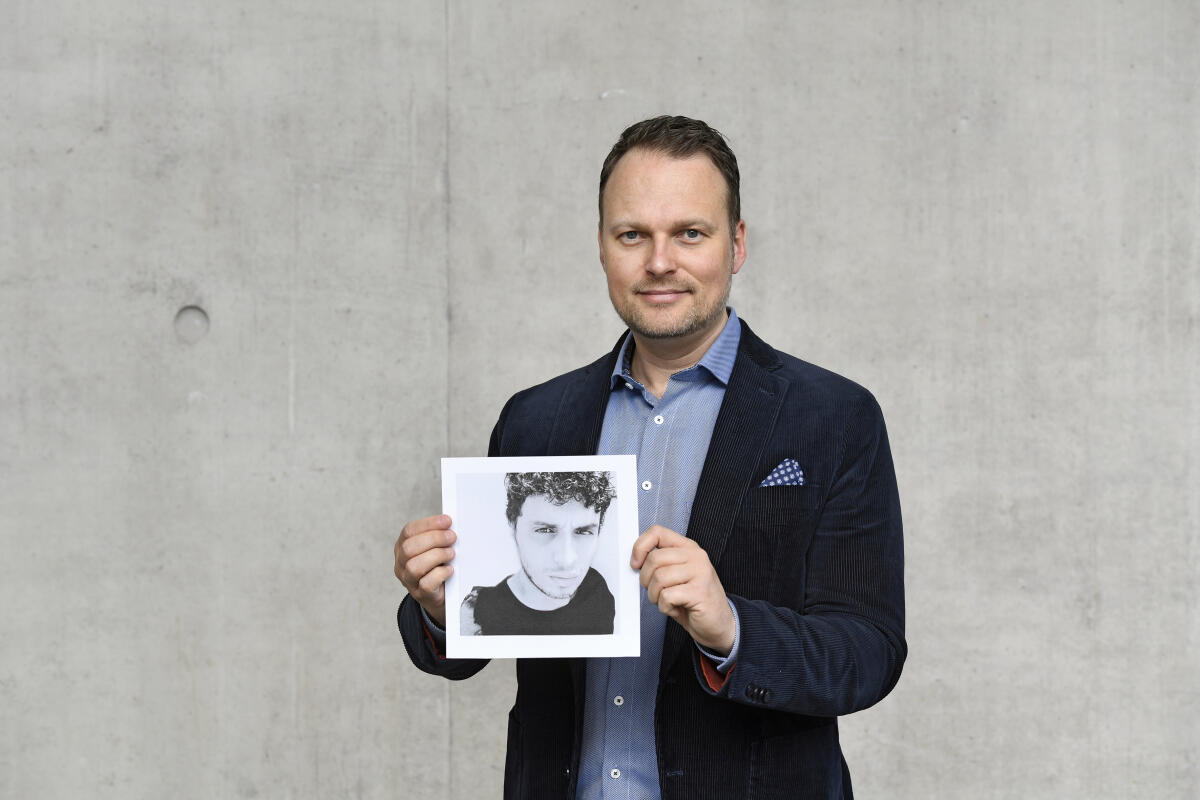 Gehring, Kai Kai Gehring, Bündnis 90/ Die Grünen, MdB hält das Foto des algerischen Aktivisten Anouar Rahmani im Rahmen des Programms "Palamentarier schützen Parlamentarier"