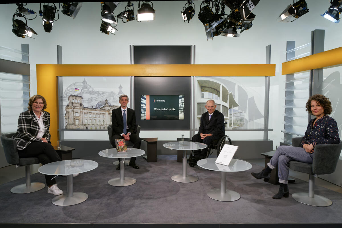 Bundestagspräsident Dr. Wolfgang Schäuble hat am Mittwoch, 19. Mai 2021, den Wissenschaftspreis 2021 des Deutschen Bundestages an Dr. Benedikt Wintgens verliehen.; Jury Vorsitzender Suzanne Schüttemeyer (li.), Dr. Benedikt Wintgens (2. v. li.), Dr. Wolfgang Schäuble, Präsident des Deutschen Bundestages (2. v. re) und Moderatorin Juli Vismann (re.). Schäuble, Wolfgang; Wintgens, Benedikt; Schüttemeyer, Suzanne S.; Vismann, Juli Bundestagspräsident Dr. Wolfgang Schäuble hat am Mittwoch, 19. Mai 2021, den Wissenschaftspreis 2021 des Deutschen Bundestages an Dr. Benedikt Wintgens verliehen.; Jury Vorsitzender Suzanne Schüttemeyer (li.), Dr. Benedikt Wintgens (2. v. li.), Dr. Wolfgang Schäuble, Präsident des Deutschen Bundestages (2. v. re) und Moderatorin Juli Vismann (re.).