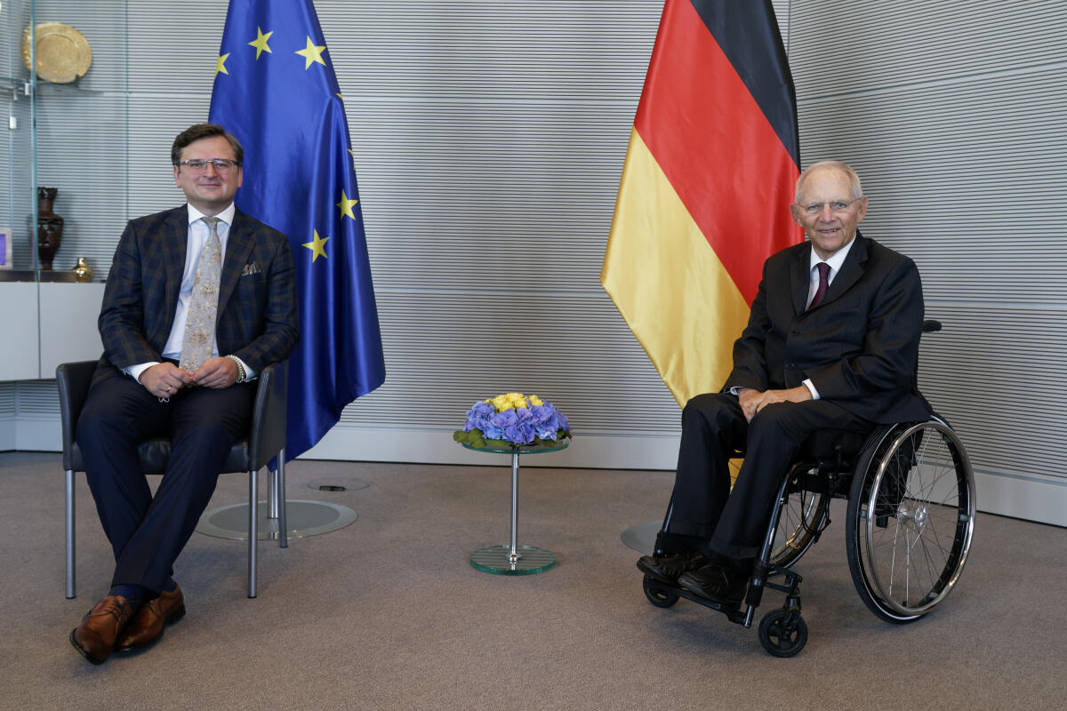 Dr. Wolfgang Schäuble (r), CDU/CSU, MdB, Präsident des Deutschen Bundestages, empfängt den Außenminister der Ukraine, Dymtro Kuleba (l), zu einem Gespräch im Bundestag. Schäuble, Wolfgang Dr. Wolfgang Schäuble (r), CDU/CSU, MdB, Präsident des Deutschen Bundestages, empfängt den Außenminister der Ukraine, Dymtro Kuleba (l), zu einem Gespräch im Bundestag.