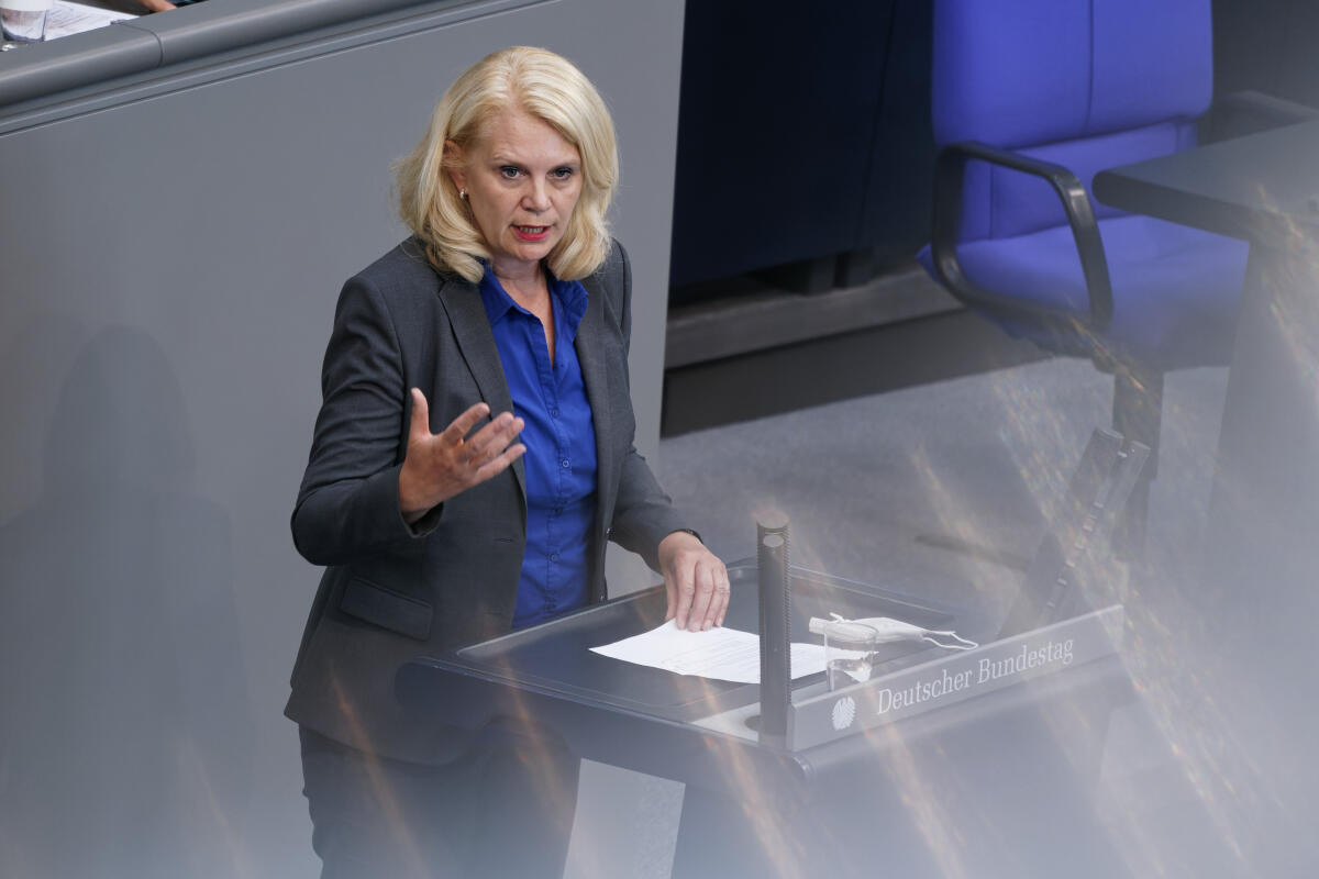 Dr. Saskia Ludwig, CDU/CSU, MdB, bei einer Rede während der 232.Plenarsitzung; Rede zum TOP 6: Tätigkeitsbericht des Petitionsausschusses 2020 Ludwig, Saskia Dr. Saskia Ludwig, CDU/CSU, MdB, bei einer Rede während der 232.Plenarsitzung; Rede zum TOP 6: Tätigkeitsbericht des Petitionsausschusses 2020
