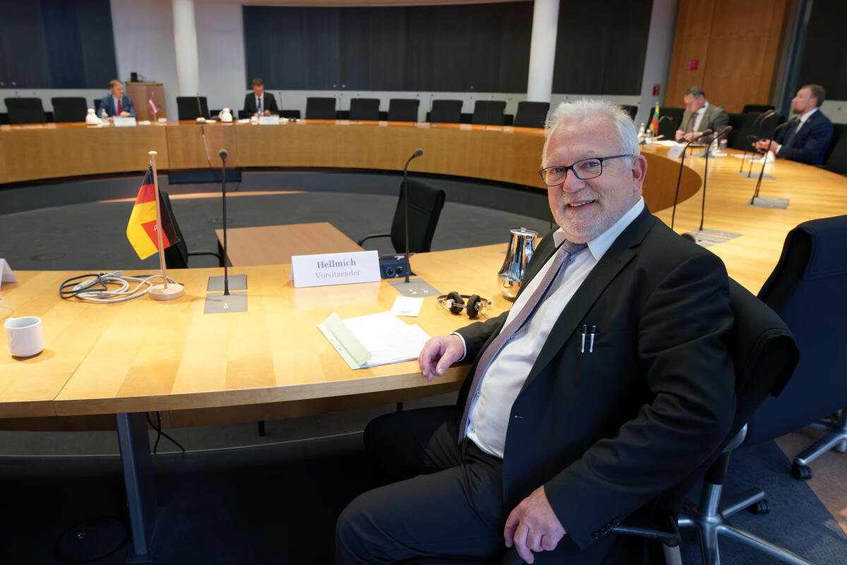 Gespräch des Verteidigungsausschusses unter dem Vorsitz von Wolfgang Hellmich (im Bild), SPD, MdB, mit Marko Mihkelson (Vorsitzender Auswärtiger Ausschuss Estland), Rihards Kols (Vorsitzender Auswärtiger Ausschuss Lettland) und Žygimantas Pavilionis (Vorsitzender Auswärtiger Ausschuss Litauen). Hellmich, Wolfgang Gespräch des Verteidigungsausschusses unter dem Vorsitz von Wolfgang Hellmich (im Bild), SPD, MdB, mit Marko Mihkelson (Vorsitzender Auswärtiger Ausschuss Estland), Rihards Kols (Vorsitzender Auswärtiger Ausschuss Lettland) und Žygimantas Pavilionis (Vorsitzender Auswärtiger Ausschuss Litauen).