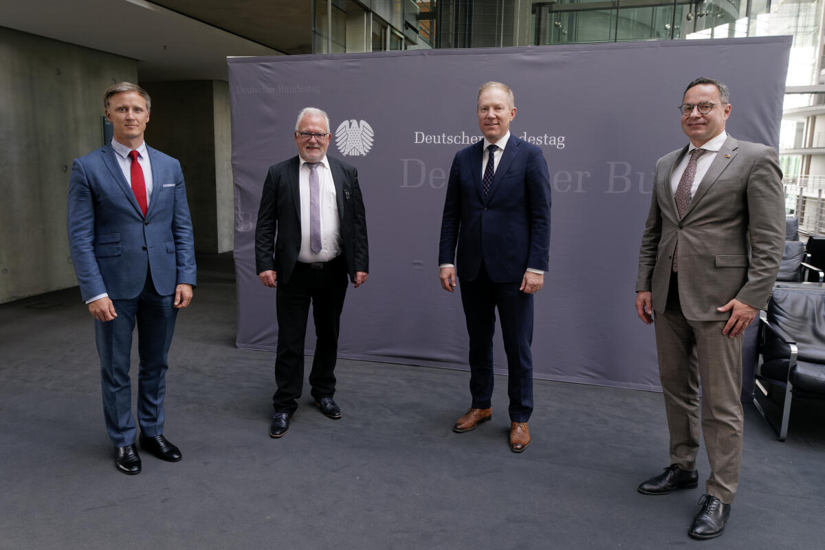 Gespräch des Verteidigungsausschusses unter dem Vorsitz von Wolfgang Hellmich (2.vl), SPD, MdB, mit Marko Mihkelson (Vorsitzender Auswärtiger Ausschuss Estland, 2.vr), Rihards Kols (Vorsitzender Auswärtiger Ausschuss Lettland, li) und Žygimantas Pavilionis (Vorsitzender Auswärtiger Ausschuss Litauen, re) - Gruppenbild. Hellmich, Wolfgang Gespräch des Verteidigungsausschusses unter dem Vorsitz von Wolfgang Hellmich (2.vl), SPD, MdB, mit Marko Mihkelson (Vorsitzender Auswärtiger Ausschuss Estland, 2.vr), Rihards Kols (Vorsitzender Auswärtiger Ausschuss Lettland, li) und Žygimantas Pavilionis (Vorsitzender Auswärtiger Ausschuss Litauen, re) - Gruppenbild.