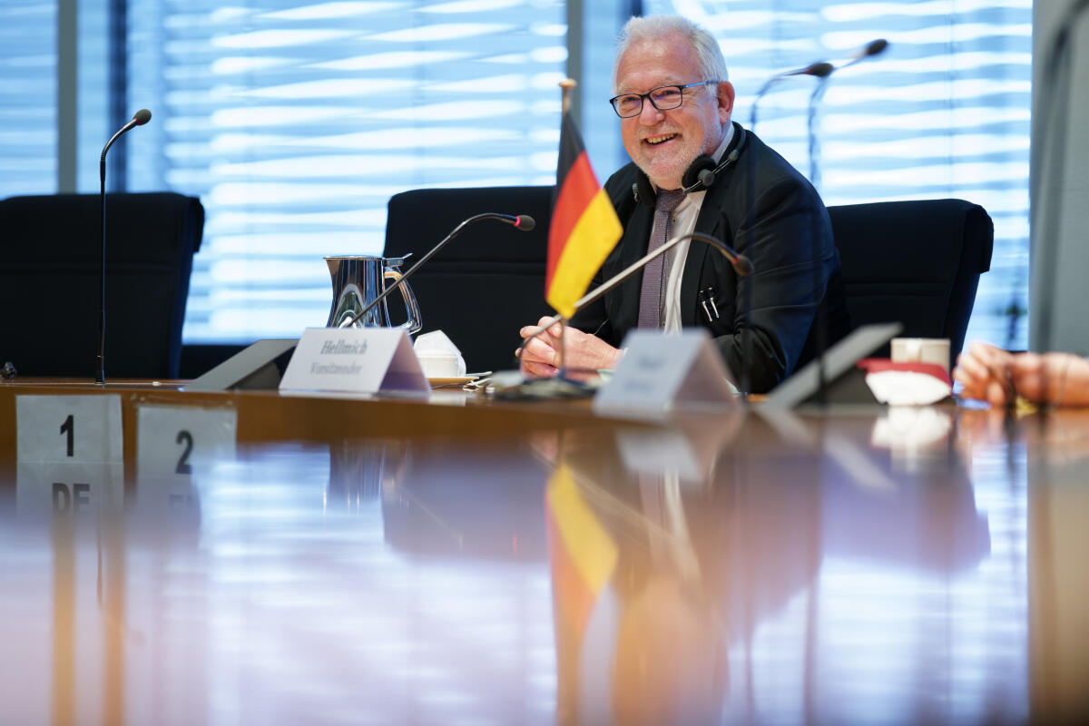 Gespräch des Verteidigungsausschusses unter dem Vorsitz von Wolfgang Hellmich (im Bild), SPD, MdB, mit Marko Mihkelson (Vorsitzender Auswärtiger Ausschuss Estland), Rihards Kols (Vorsitzender Auswärtiger Ausschuss Lettland) und Žygimantas Pavilionis (Vorsitzender Auswärtiger Ausschuss Litauen). Hellmich, Wolfgang Gespräch des Verteidigungsausschusses unter dem Vorsitz von Wolfgang Hellmich (im Bild), SPD, MdB, mit Marko Mihkelson (Vorsitzender Auswärtiger Ausschuss Estland), Rihards Kols (Vorsitzender Auswärtiger Ausschuss Lettland) und Žygimantas Pavilionis (Vorsitzender Auswärtiger Ausschuss Litauen).