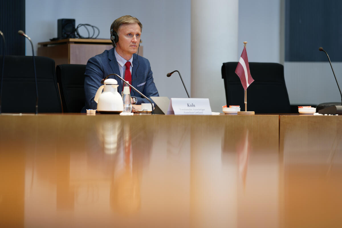 Gespräch des Verteidigungsausschusses unter dem Vorsitz von Wolfgang Hellmich, SPD, MdB, mit Marko Mihkelson (Vorsitzender Auswärtiger Ausschuss Estland), Rihards Kols (im Bild), Vorsitzender Auswärtiger Ausschuss Lettland, und Žygimantas Pavilionis (Vorsitzender Auswärtiger Ausschuss Litauen). Gespräch des Verteidigungsausschusses unter dem Vorsitz von Wolfgang Hellmich, SPD, MdB, mit Marko Mihkelson (Vorsitzender Auswärtiger Ausschuss Estland), Rihards Kols (im Bild), Vorsitzender Auswärtiger Ausschuss Lettland, und Žygimantas Pavilionis (Vorsitzender Auswärtiger Ausschuss Litauen).