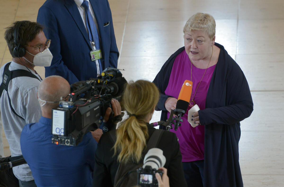 Nach Bekanntgabe des Wahlergebnisses der Wahl der Bundesbeauftragten für die Opfer der SED-Diktatur, gibt die frisch gewählte Evelyn Zupke der Presse ein Interview. Zupke, Evelyn Nach Bekanntgabe des Wahlergebnisses der Wahl der Bundesbeauftragten für die Opfer der SED-Diktatur, gibt die frisch gewählte Evelyn Zupke der Presse ein Interview.