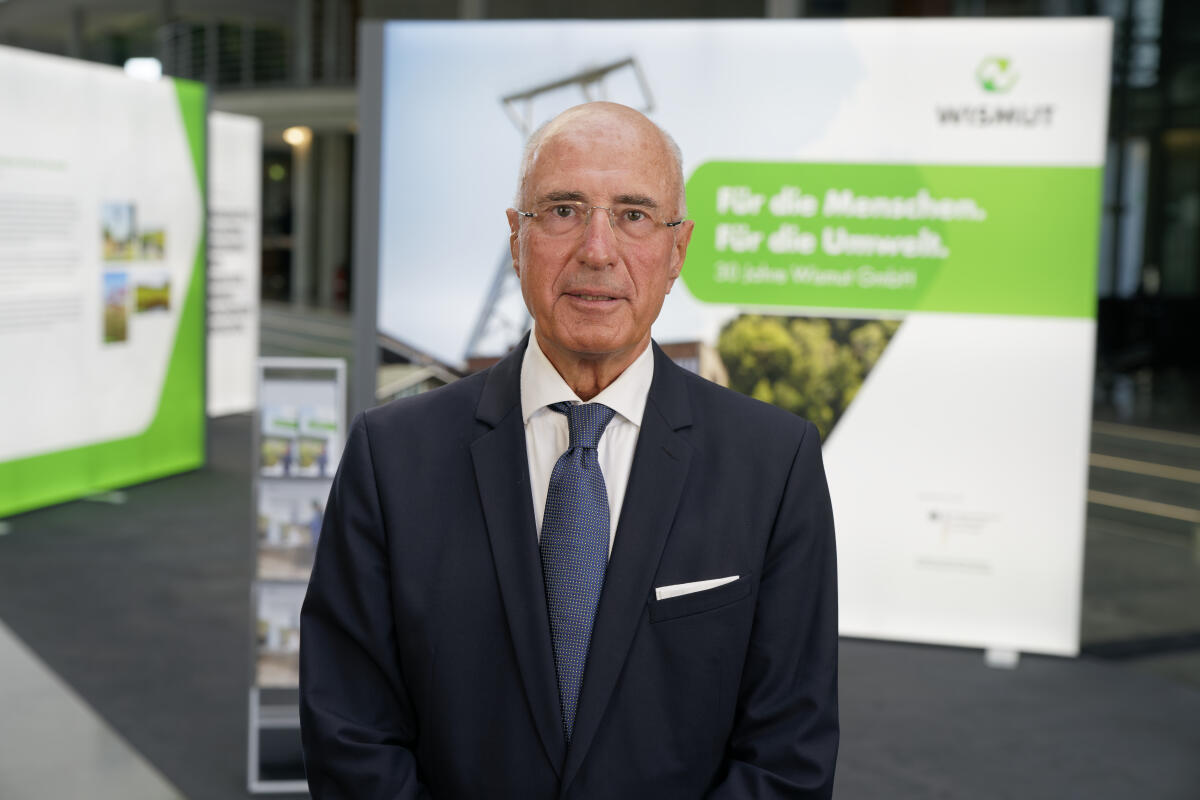  Dr. Wolfgang Meißner, Aufsichtsratsvorsitzender der Wismut GmbH, in der Ausstellung „Für die Menschen. Für die Umwelt. 30 Jahre Wismut GmbH“.