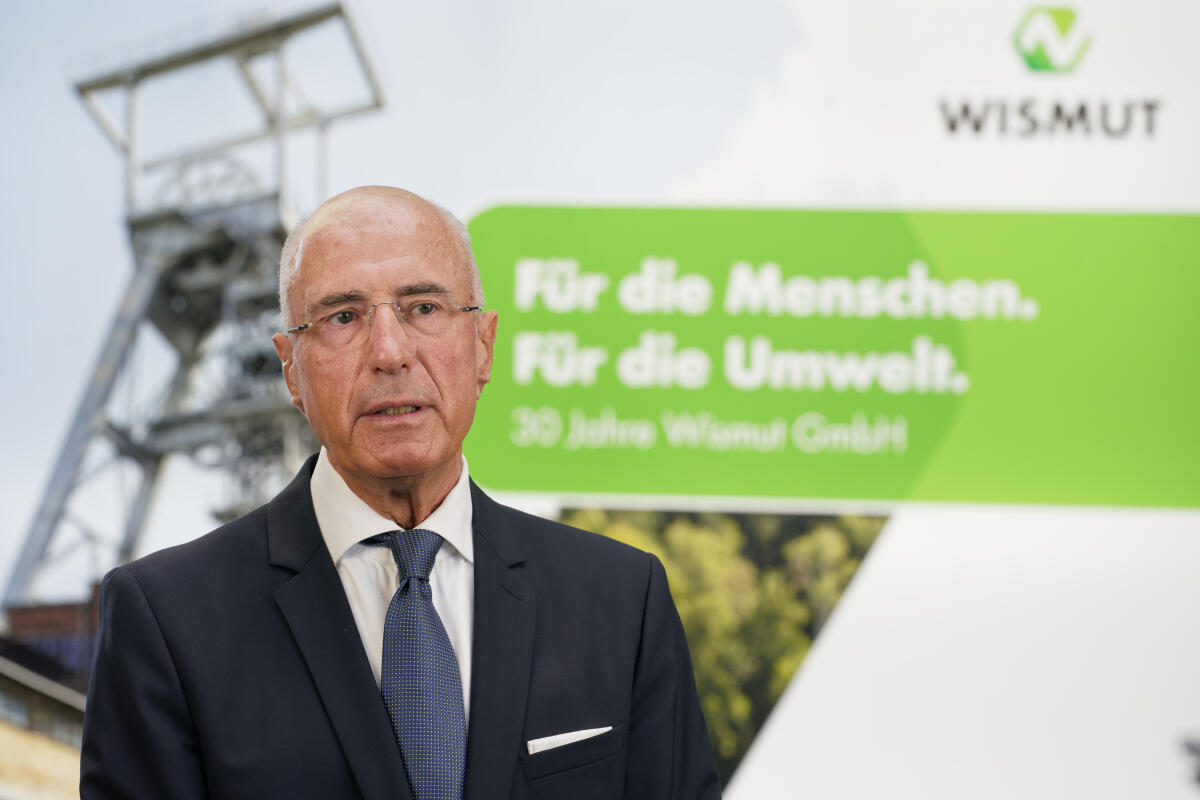 Dr. Wolfgang Meißner, Aufsichtsratsvorsitzender der Wismut GmbH, in der Ausstellung „Für die Menschen. Für die Umwelt. 30 Jahre Wismut GmbH“.