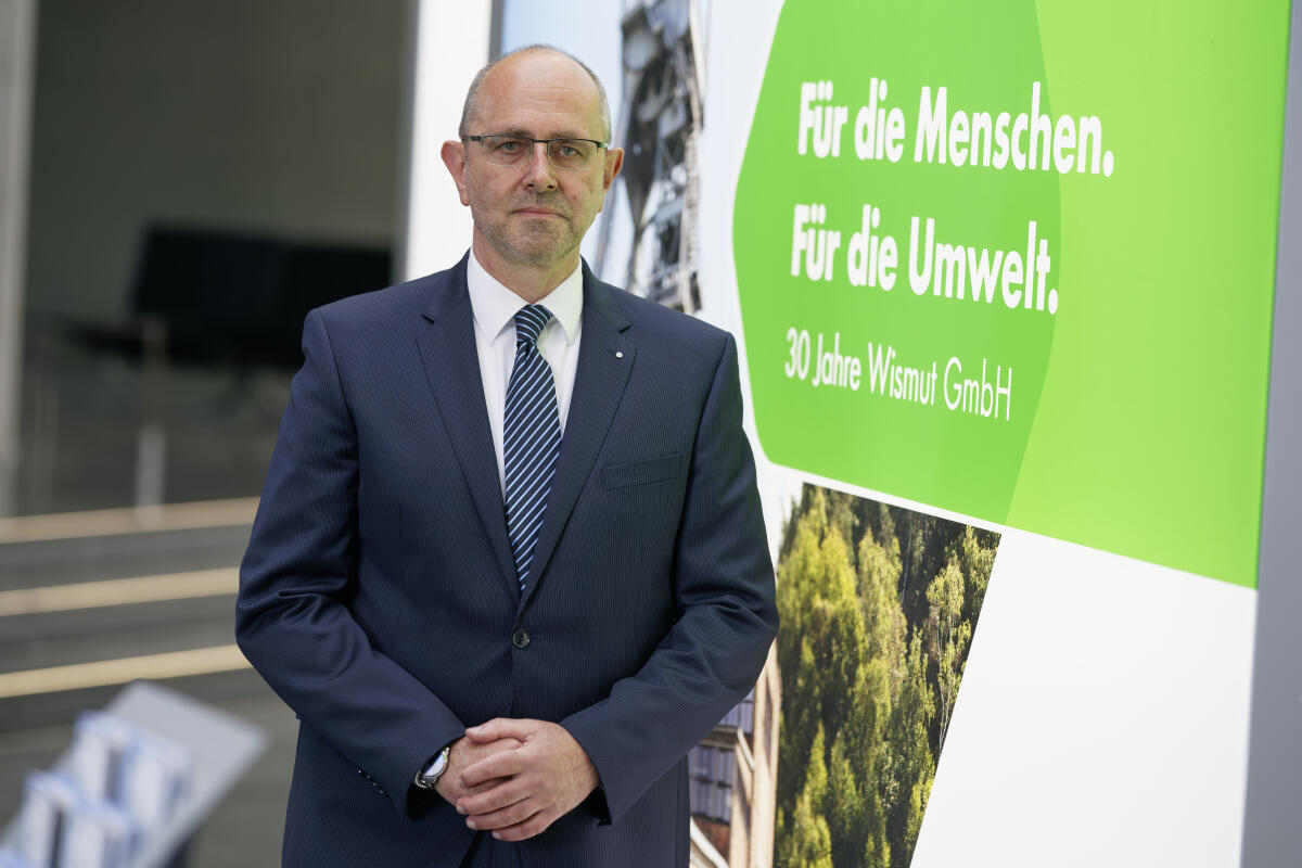  Dr. Michael Paul, Geschäftsführer Technisches Ressort Wismut GmbH, in der Ausstellung „Für die Menschen. Für die Umwelt. 30 Jahre Wismut GmbH“.
