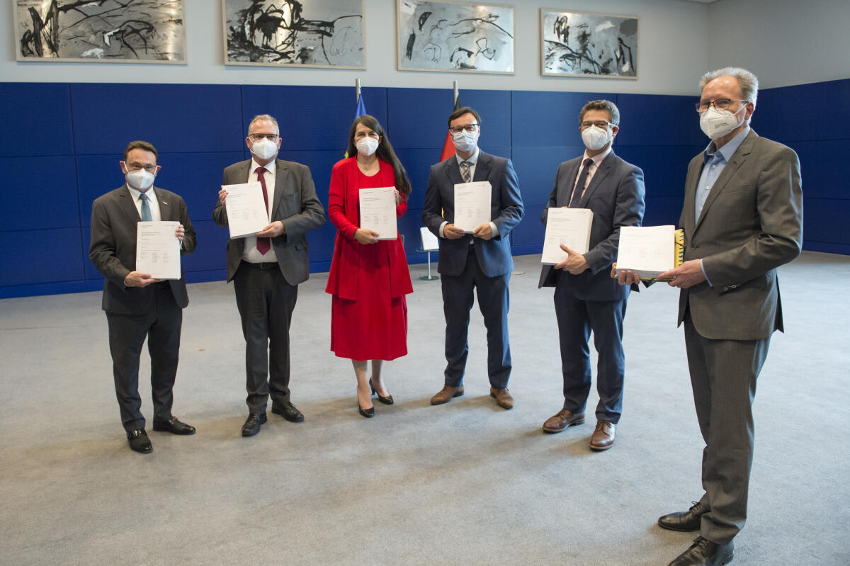 Übergabe des Berichtes des 2. Untersuchungsausschusses zur Infrastruktur für Personenkraftwagen (Pkw-Maut) an Bundestagspräsident Dr. Wolfgang Schäuble, CDU/CSU, MdB - Gruppenfoto der Ausschussmitglieder (l-r): Ulrich Lange, CDU/CSU, MdB; der Vorsitzende Udo Schiefner, SPD, MdB; Kirsten Lühmann, SPD, MdB; Oliver Luksic, FDP, MdB; Wolfgang Wiehle, AfD, MdB; Jörg Cezanne, Die Linke, MdB. Luksic, Oliver; Wiehle, Wolfgang; Cezanne, Jörg; Lühmann, Kirsten; Schiefner, Udo; Lange, Ulrich Übergabe des Berichtes des 2. Untersuchungsausschusses zur Infrastruktur für Personenkraftwagen (Pkw-Maut) an Bundestagspräsident Dr. Wolfgang Schäuble, CDU/CSU, MdB - Gruppenfoto der Ausschussmitglieder (l-r): Ulrich Lange, CDU/CSU, MdB; der Vorsitzende Udo Schiefner, SPD, MdB; Kirsten Lühmann, SPD, MdB; Oliver Luksic, FDP, MdB; Wolfgang Wiehle, AfD, MdB; Jörg Cezanne, Die Linke, MdB.