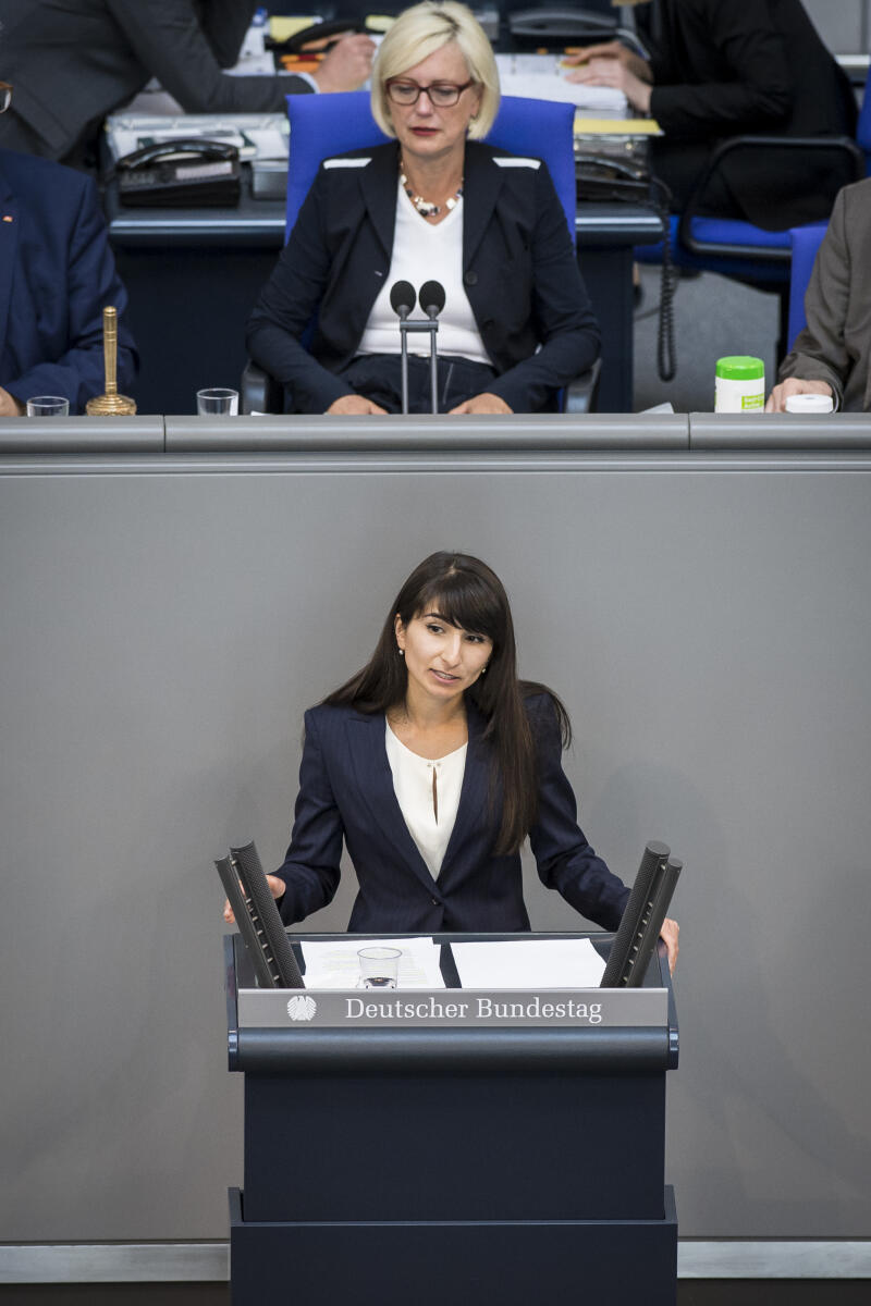 Bela Bach, SPD, MdB, bei ihrer Rede zu TOP 44 "Lebensverhältnisse in ländlichen Räumen“, vor dem Plenum des Deutschen Bundestages unter dem Vorsitz der Vizepräsidentin Dagmar Ziegler, SPD, MdB. Bach, Bela Bela Bach, SPD, MdB, bei ihrer Rede zu TOP 44 "Lebensverhältnisse in ländlichen Räumen“, vor dem Plenum des Deutschen Bundestages unter dem Vorsitz der Vizepräsidentin Dagmar Ziegler, SPD, MdB.