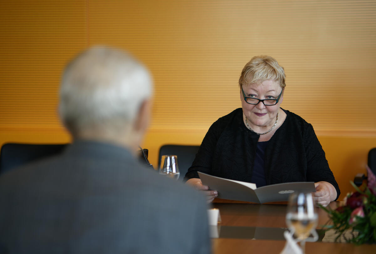 Zupke, Evelyn Aushändigung der Ernennungsurkunde durch Bundestagspräsident Dr. Wolfgang Schäuble, CDU/CSU, MdB, an die Bundesbeauftragte für die Opfer der SED-Diktatur beim Deutschen Bundestag, Frau Evelyn Zupke (im Bild).