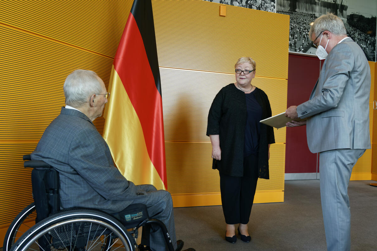 Der Direktor beim Deutschen Bundestag, Dr. Lorenz Müller (r), hält das Grundgesetz für die Eidesleistung von Evelyn Zupke (m), Bundesbeauftragte für die Opfer der SED-Diktatur beim Deutschen Bundestag, in Anwesenheit des Bundestagspräsidenten Dr. Wolfgang Schäuble (l), CDU/CSU, MdB. Schäuble, Wolfgang; Zupke, Evelyn; Müller, Lorenz Der Direktor beim Deutschen Bundestag, Dr. Lorenz Müller (r), hält das Grundgesetz für die Eidesleistung von Evelyn Zupke (m), Bundesbeauftragte für die Opfer der SED-Diktatur beim Deutschen Bundestag, in Anwesenheit des Bundestagspräsidenten Dr. Wolfgang Schäuble (l), CDU/CSU, MdB.