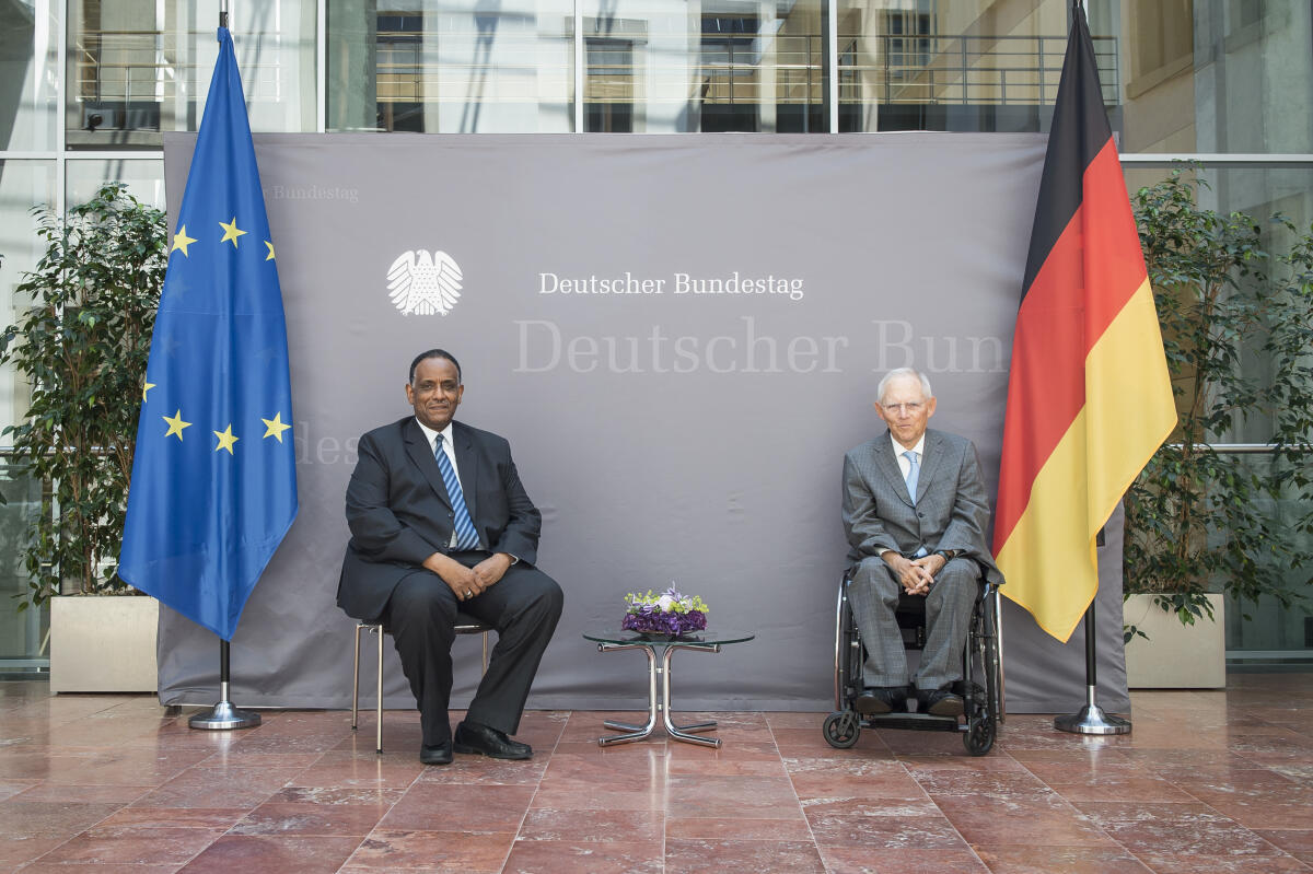 Empfang für neu akkreditierte Botschafterinnen und Botschafter in der Deutschen Parlamentarischen Gesellschaft: (l-r) Botschafter der Republik Sudan, S.E. Herr Abdelmoniem Osman Mohd. Ahmed Elbeiti; Bundestagspräsident Wolfgang Schäuble, CDU/CSU, MdB. Schäuble, Wolfgang Empfang für neu akkreditierte Botschafterinnen und Botschafter in der Deutschen Parlamentarischen Gesellschaft: (l-r) Botschafter der Republik Sudan, S.E. Herr Abdelmoniem Osman Mohd. Ahmed Elbeiti; Bundestagspräsident Wolfgang Schäuble, CDU/CSU, MdB.