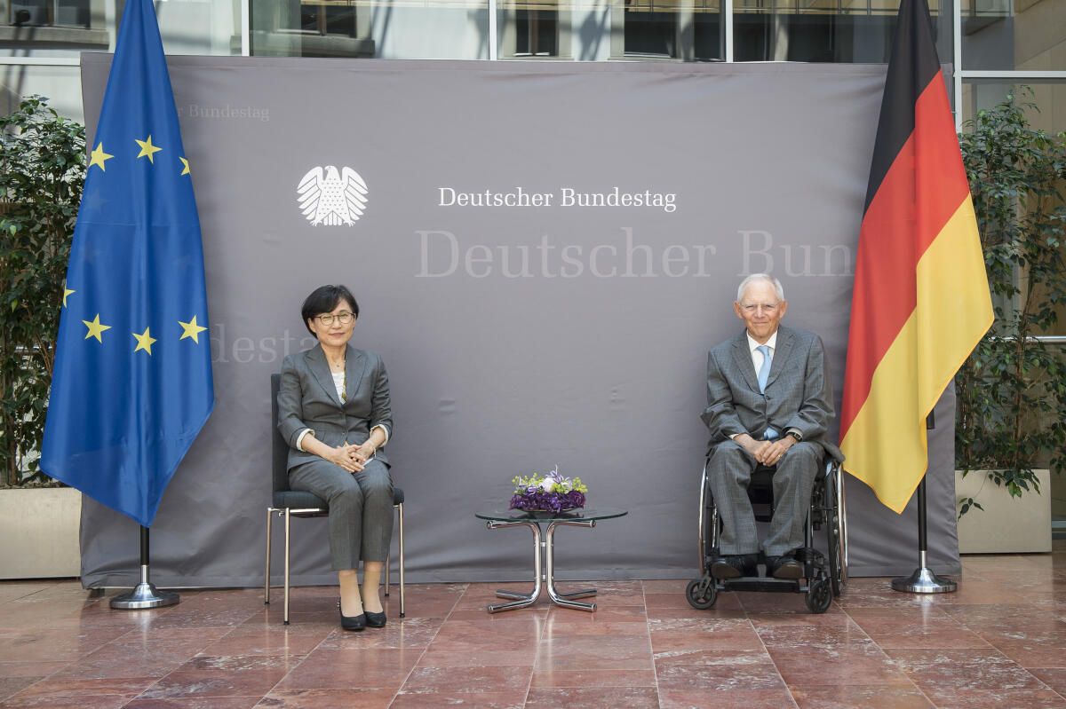 Empfang für neu akkreditierte Botschafterinnen und Botschafter in der Deutschen Parlamentarischen Gesellschaft: (l-r) Botschafterin der Republik Korea, I.E. Frau Dr. Hyun OckCho; Bundestagspräsident Wolfgang Schäuble, CDU/CSU, MdB. Schäuble, Wolfgang Empfang für neu akkreditierte Botschafterinnen und Botschafter in der Deutschen Parlamentarischen Gesellschaft: (l-r) Botschafterin der Republik Korea, I.E. Frau Dr. Hyun OckCho; Bundestagspräsident Wolfgang Schäuble, CDU/CSU, MdB.