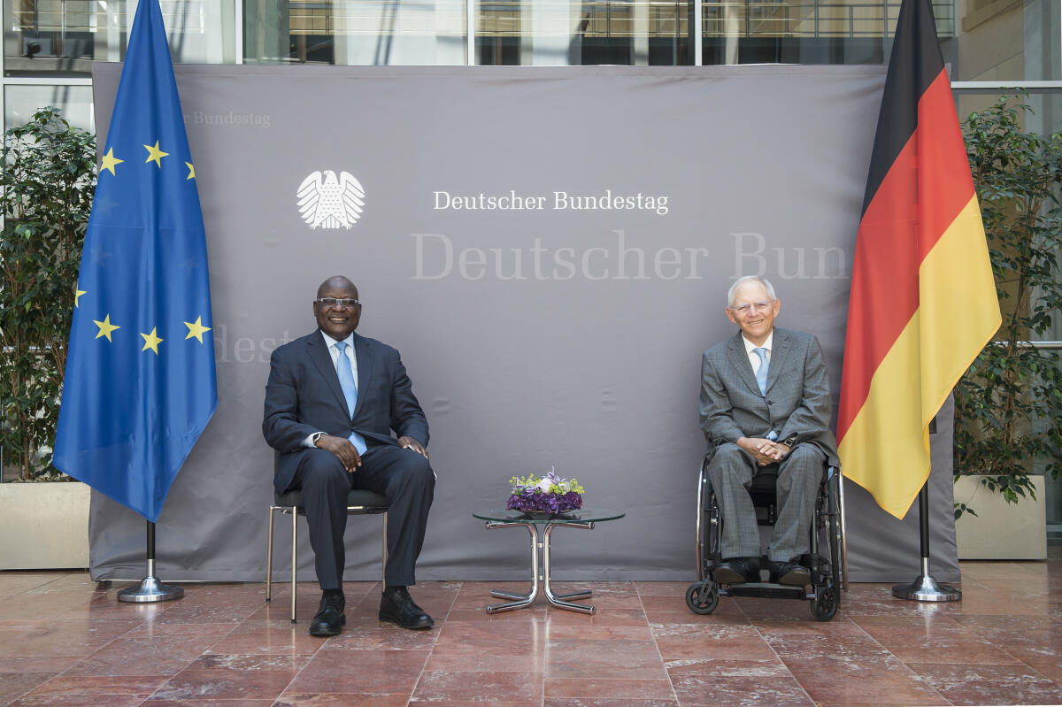 Empfang für neu akkreditierte Botschafterinnen und Botschafter in der Deutschen Parlamentarischen Gesellschaft: (l-r) Botschafter der Republik Namibia, S.E. Herr Martin Andjaba; Bundestagspräsident Wolfgang Schäuble, CDU/CSU, MdB. Schäuble, Wolfgang Empfang für neu akkreditierte Botschafterinnen und Botschafter in der Deutschen Parlamentarischen Gesellschaft: (l-r) Botschafter der Republik Namibia, S.E. Herr Martin Andjaba; Bundestagspräsident Wolfgang Schäuble, CDU/CSU, MdB.