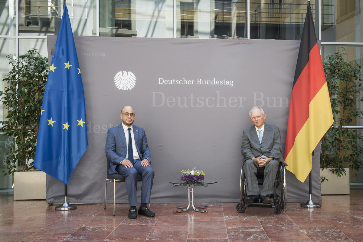 Empfang für neu akkreditierte Botschafterinnen und Botschafter in der Deutschen Parlamentarischen Gesellschaft: (l-r) Botschafter der Dominikanischen Republik, S.E. Herr Francisco Alberto Caraballo Nuñez; Bundestagspräsident Wolfgang Schäuble, CDU/CSU, MdB. Schäuble, Wolfgang Empfang für neu akkreditierte Botschafterinnen und Botschafter in der Deutschen Parlamentarischen Gesellschaft: (l-r) Botschafter der Dominikanischen Republik, S.E. Herr Francisco Alberto Caraballo Nuñez; Bundestagspräsident Wolfgang Schäuble, CDU/CSU, MdB.