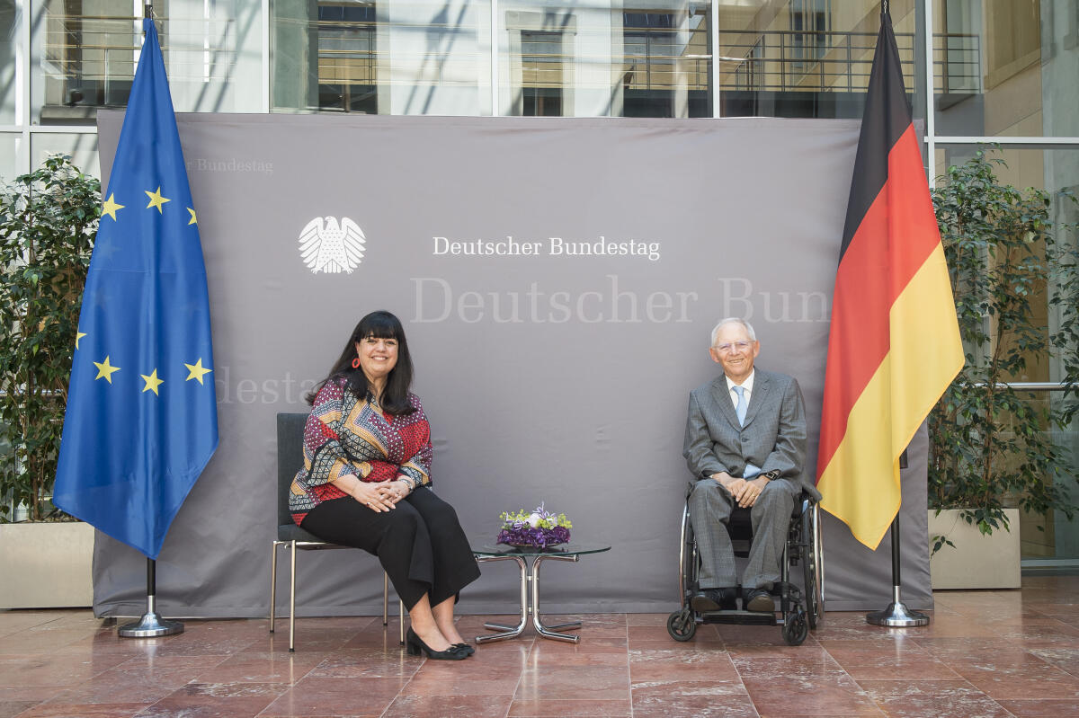 Empfang für neu akkreditierte Botschafterinnen und Botschafter in der Deutschen Parlamentarischen Gesellschaft: (l-r) Botschafterin der Hellenischen Republik, I.E. Frau Maria Marianaki; Bundestagspräsident Wolfgang Schäuble, CDU/CSU, MdB. Schäuble, Wolfgang Empfang für neu akkreditierte Botschafterinnen und Botschafter in der Deutschen Parlamentarischen Gesellschaft: (l-r) Botschafterin der Hellenischen Republik, I.E. Frau Maria Marianaki; Bundestagspräsident Wolfgang Schäuble, CDU/CSU, MdB.
