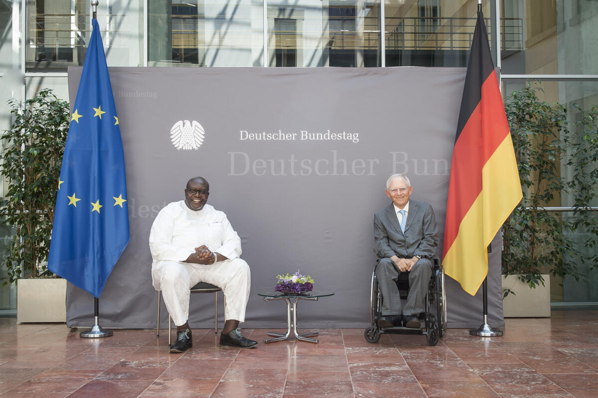 Empfang für neu akkreditierte Botschafterinnen und Botschafter in der Deutschen Parlamentarischen Gesellschaft: (l-r) Botschafter der Republik Kenia, S.E. Herr Thomas Boniface Amolo; Bundestagspräsident Wolfgang Schäuble, CDU/CSU, MdB. Schäuble, Wolfgang Empfang für neu akkreditierte Botschafterinnen und Botschafter in der Deutschen Parlamentarischen Gesellschaft: (l-r) Botschafter der Republik Kenia, S.E. Herr Thomas Boniface Amolo; Bundestagspräsident Wolfgang Schäuble, CDU/CSU, MdB.