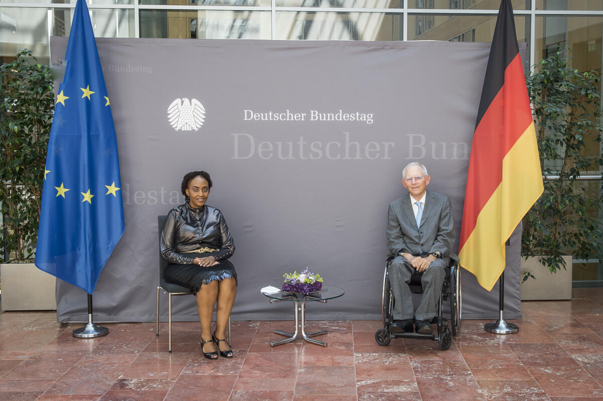 Schäuble, Wolfgang Empfang für neu akkreditierte Botschafterinnen und Botschafter in der Deutschen Parlamentarischen Gesellschaft: (l-r) Botschafterin des Königreichs Lesotho, I.E. Senate Barbara Masupha; Bundestagspräsident Wolfgang Schäuble, CDU/CSU, MdB.