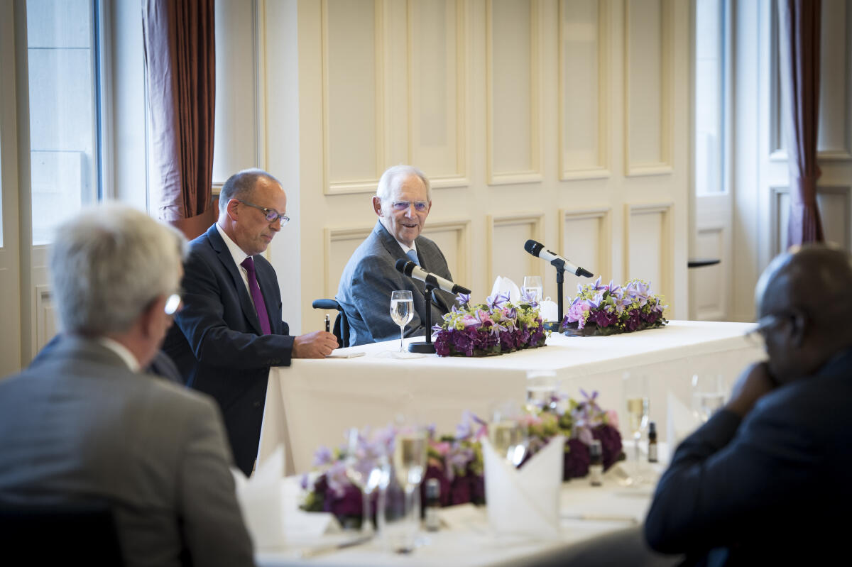 Empfang für neu akkreditierte Botschafterinnen und Botschafter in der Deutschen Parlamentarischen Gesellschaft: Bundestagspräsident Wolfgang Schäuble (m), CDU/CSU, MdB, während seiner Ansprache beim Empfang im Kaisersaal. Schäuble, Wolfgang Empfang für neu akkreditierte Botschafterinnen und Botschafter in der Deutschen Parlamentarischen Gesellschaft: Bundestagspräsident Wolfgang Schäuble (m), CDU/CSU, MdB, während seiner Ansprache beim Empfang im Kaisersaal.