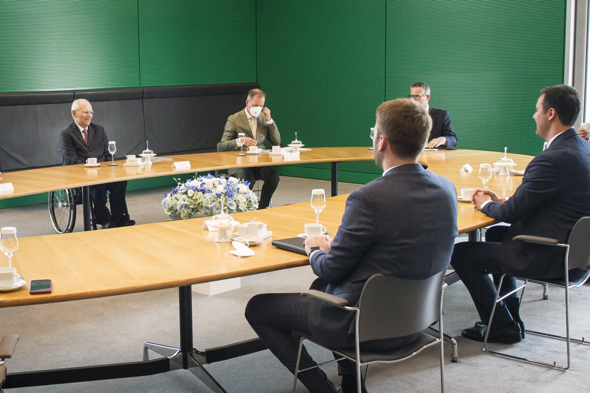 Bundestagspräsident Wolfgang Schäuble (l), CDU/CSU, MdB, empfängt den Parlamentspräsidenten des Kosovo, Glauck Konjufca (r). Schäuble, Wolfgang Bundestagspräsident Wolfgang Schäuble (l), CDU/CSU, MdB, empfängt den Parlamentspräsidenten des Kosovo, Glauck Konjufca (r).