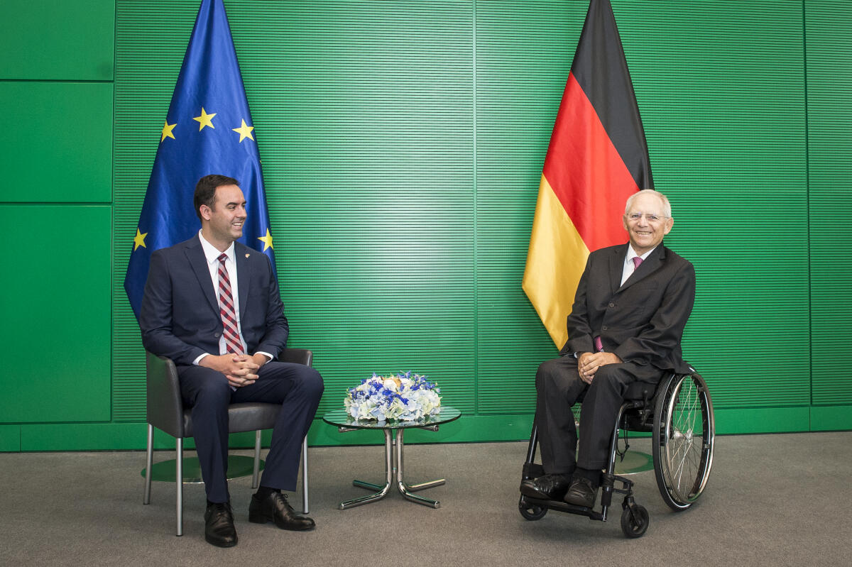 Bundestagspräsident Wolfgang Schäuble (r), CDU/CSU, MdB, empfängt den Parlamentspräsidenten des Kosovo, Glauck Konjufca (l). Schäuble, Wolfgang Bundestagspräsident Wolfgang Schäuble (r), CDU/CSU, MdB, empfängt den Parlamentspräsidenten des Kosovo, Glauck Konjufca (l).