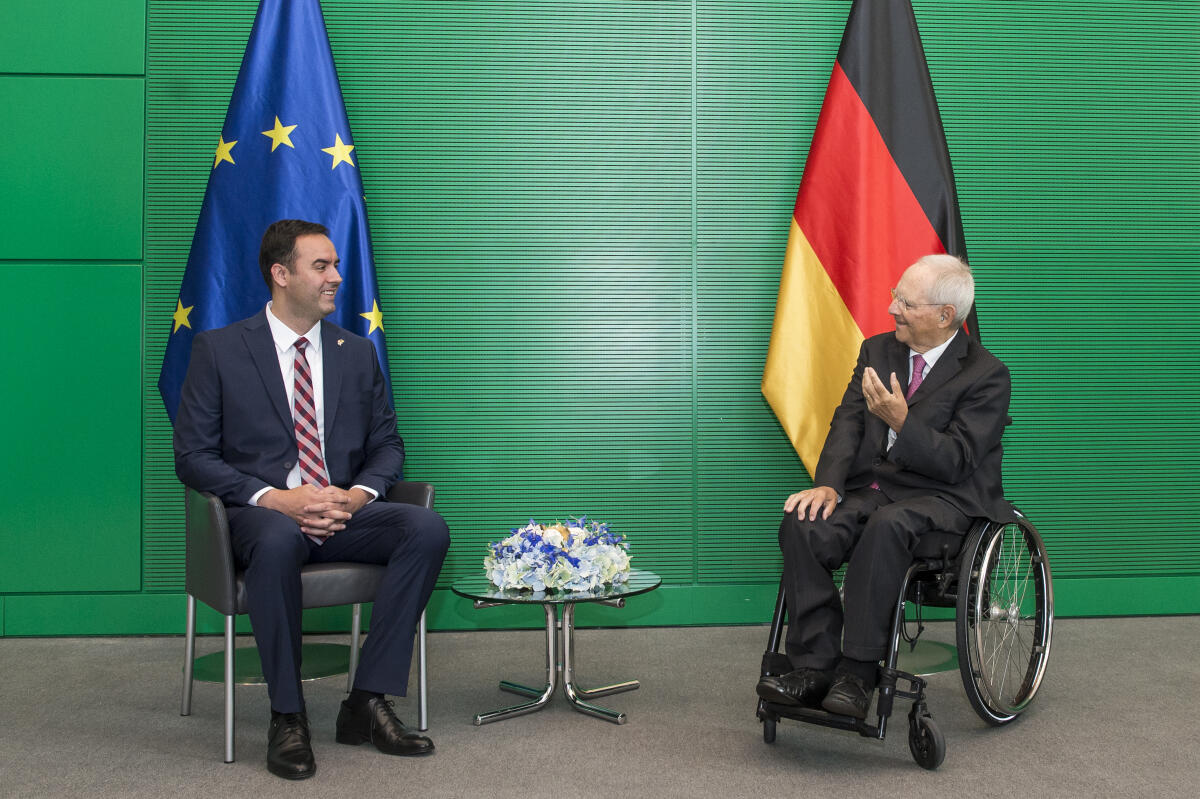 Bundestagspräsident Wolfgang Schäuble (r), CDU/CSU, MdB, empfängt den Parlamentspräsidenten des Kosovo, Glauck Konjufca (l). Schäuble, Wolfgang Bundestagspräsident Wolfgang Schäuble (r), CDU/CSU, MdB, empfängt den Parlamentspräsidenten des Kosovo, Glauck Konjufca (l).