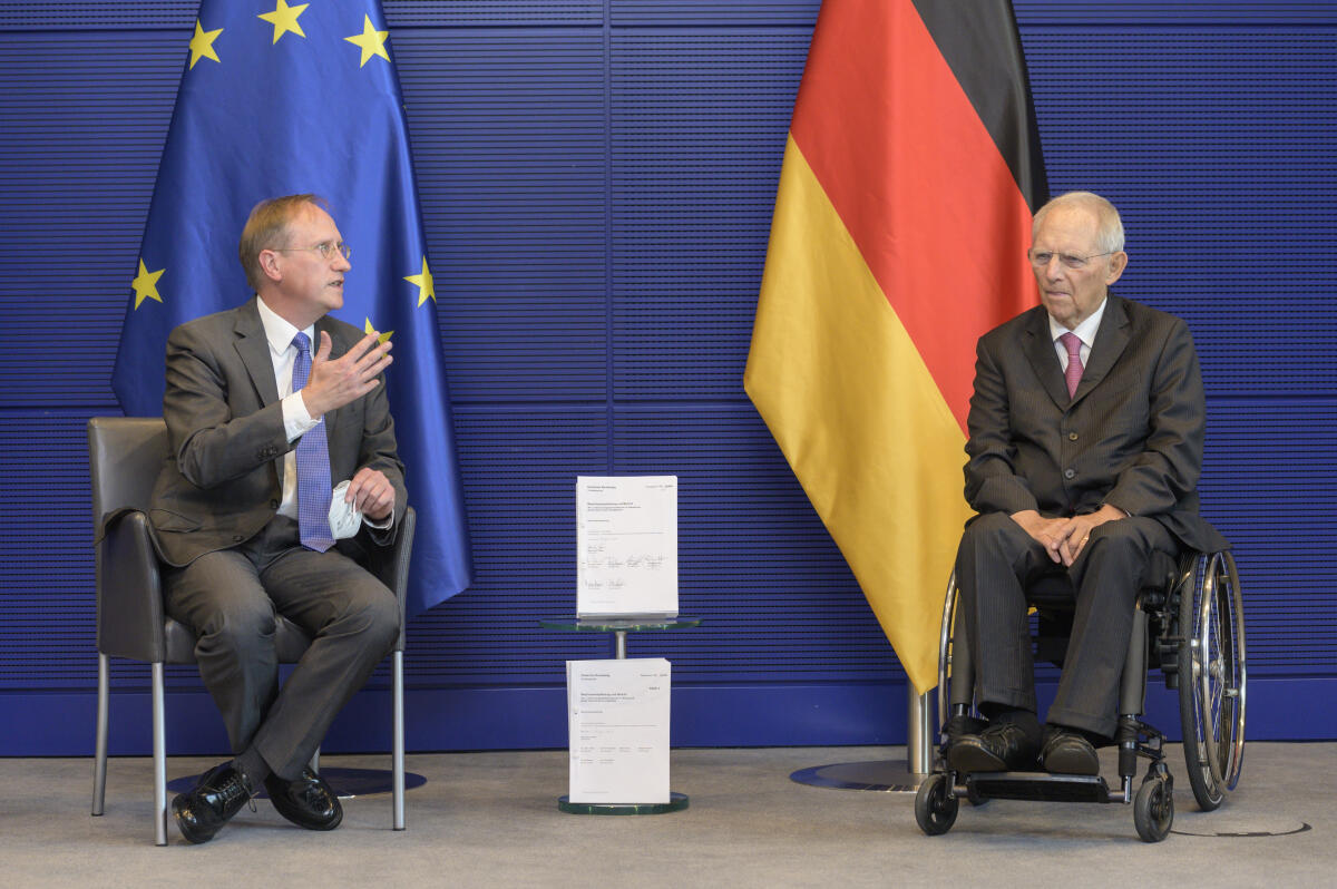 Bundestagspräsident Wolfgang Schäuble (r), CDU/CSU, MdB, nimmt den Bericht des 1. Untersuchungsausschusses der 19. Wahlperiode zum Terroranschlag auf dem Breitscheidplatz in Berlin vom 19. Dezember 2016 (Breitscheidplatz) entgegen. Hier mit dem Vorsitzenden des 1. Untersuchungsausschusses, Klaus-Dieter Gröhler (l), CDU/CSU, MdB. Schäuble, Wolfgang; Gröhler, Klaus-Dieter Bundestagspräsident Wolfgang Schäuble (r), CDU/CSU, MdB, nimmt den Bericht des 1. Untersuchungsausschusses der 19. Wahlperiode zum Terroranschlag auf dem Breitscheidplatz in Berlin vom 19. Dezember 2016 (Breitscheidplatz) entgegen. Hier mit dem Vorsitzenden des 1. Untersuchungsausschusses, Klaus-Dieter Gröhler (l), CDU/CSU, MdB.