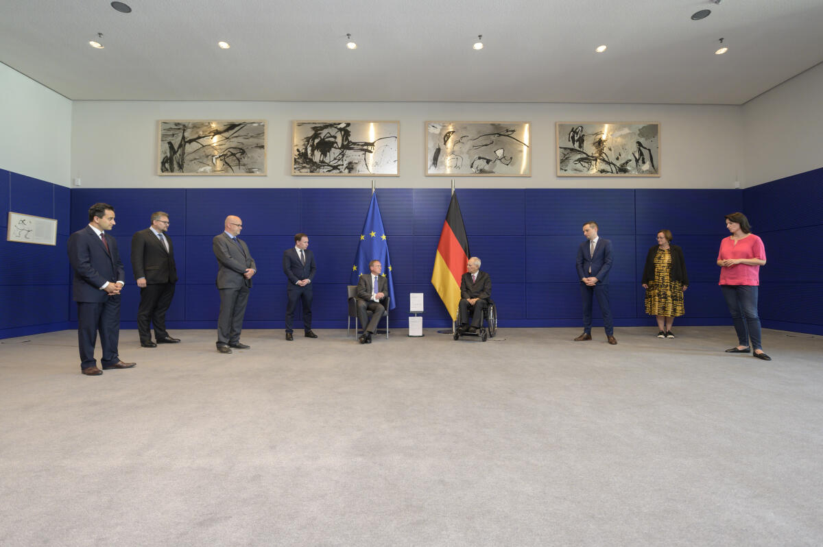Bundestagspräsident Wolfgang Schäuble (4.vr), CDU/CSU, MdB, nimmt den Bericht des 1. Untersuchungsausschusses der 19. Wahlperiode zum Terroranschlag auf dem Breitscheidplatz in Berlin vom 19. Dezember 2016 (Breitscheidplatz) entgegen. Hier mit den Abgeordneten (vlnr): Mahmut Özdemir, SPD, MdB, Stellv. Vorsitzender 1. Untersuchungsausschuss, Stefan Keuter, AfD, MdB, Obmann der AfD-Fraktion, Dr. Fritz Felgentreu, SPD, MdB, Berichterstatter SPD-Fraktion, Dr. Volker Ullrich, CDU/CSU, MdB, Obmann CDU/CSU-Fraktion, Klaus-Dieter Gröhler, CDU/CSU, MdB, Vorsitzender 1. Untersuchungsausschuss, Benjamin Strasser, FDP, MdB, Obmann FDP-Fraktion, Martina Renner, Die Linke, MdB, Obfrau Die Linke-Fraktion, Dr. Irene Mihalic, Bündnis 90/Die Grünen, MdB, Obfrau Bündnis 90/Die Grünen. Schäuble, Wolfgang; Özdemir, Mahmut; Keuter, Stefan; Felgentreu, Fritz; Ullrich, Volker; Gröhler, Klaus-Dieter; Mihalic, Irene; Strasser, Benjamin; Renner, Martina Bundestagspräsident Wolfgang Schäuble (4.vr), CDU/CSU, MdB, nimmt den Bericht des 1. Untersuchungsausschusses der 19. Wahlperiode zum Terroranschlag auf dem Breitscheidplatz in Berlin vom 19. Dezember 2016 (Breitscheidplatz) entgegen. Hier mit den Abgeordneten (vlnr): Mahmut Özdemir, SPD, MdB, Stellv. Vorsitzender 1. Untersuchungsausschuss, Stefan Keuter, AfD, MdB, Obmann der AfD-Fraktion, Dr. Fritz Felgentreu, SPD, MdB, Berichterstatter SPD-Fraktion, Dr. Volker Ullrich, CDU/CSU, MdB, Obmann CDU/CSU-Fraktion, Klaus-Dieter Gröhler, CDU/CSU, MdB, Vorsitzender 1. Untersuchungsausschuss, Benjamin Strasser, FDP, MdB, Obmann FDP-Fraktion, Martina Renner, Die Linke, MdB, Obfrau Die Linke-Fraktion, Dr. Irene Mihalic, Bündnis 90/Die Grünen, MdB, Obfrau Bündnis 90/Die Grünen.