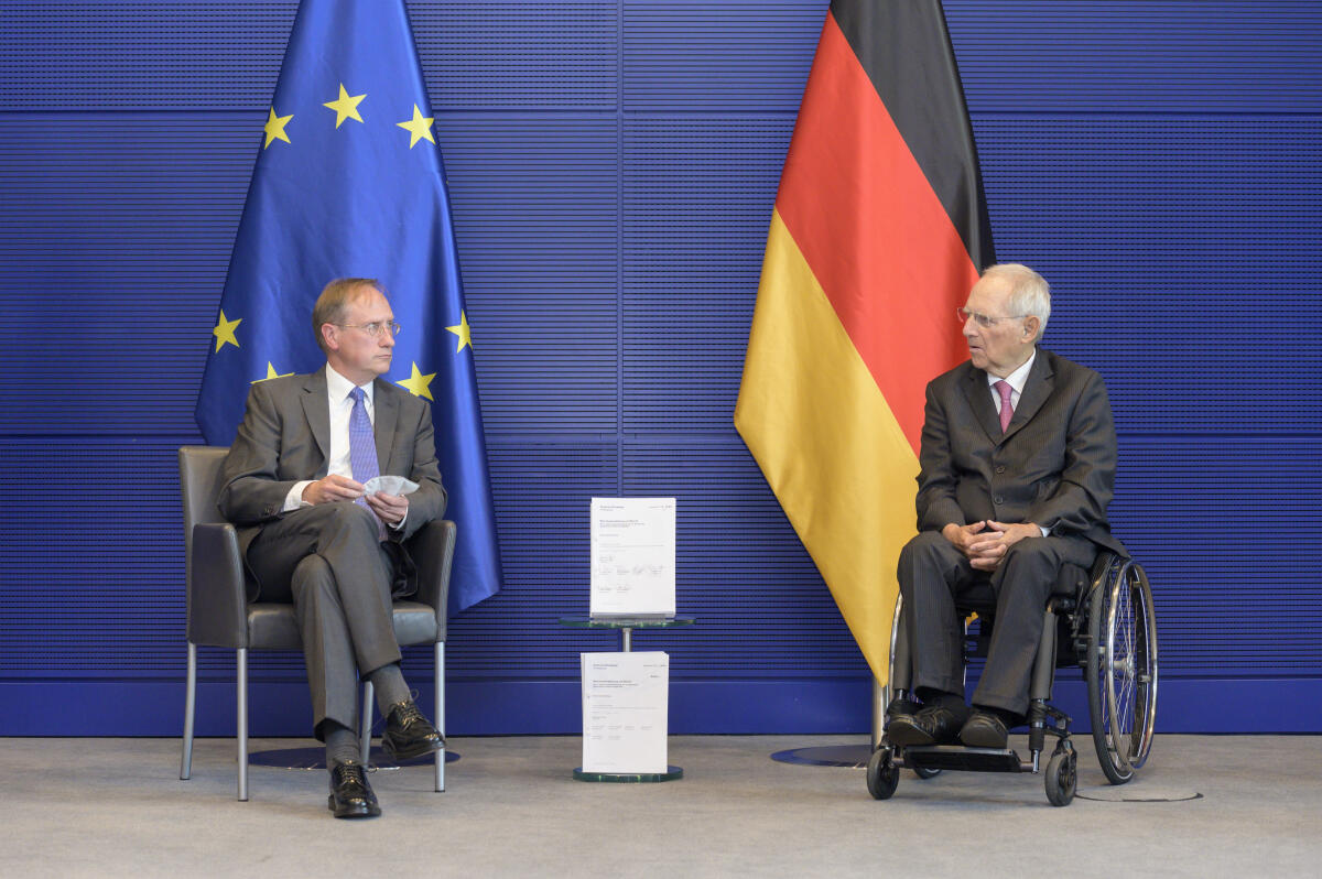 Bundestagspräsident Wolfgang Schäuble (r), CDU/CSU, MdB, nimmt den Bericht des 1. Untersuchungsausschusses der 19. Wahlperiode zum Terroranschlag auf dem Breitscheidplatz in Berlin vom 19. Dezember 2016 (Breitscheidplatz) entgegen. Hier mit dem Vorsitzenden des 1. Untersuchungsausschusses, Klaus-Dieter Gröhler (l), CDU/CSU, MdB. Schäuble, Wolfgang; Gröhler, Klaus-Dieter Bundestagspräsident Wolfgang Schäuble (r), CDU/CSU, MdB, nimmt den Bericht des 1. Untersuchungsausschusses der 19. Wahlperiode zum Terroranschlag auf dem Breitscheidplatz in Berlin vom 19. Dezember 2016 (Breitscheidplatz) entgegen. Hier mit dem Vorsitzenden des 1. Untersuchungsausschusses, Klaus-Dieter Gröhler (l), CDU/CSU, MdB.