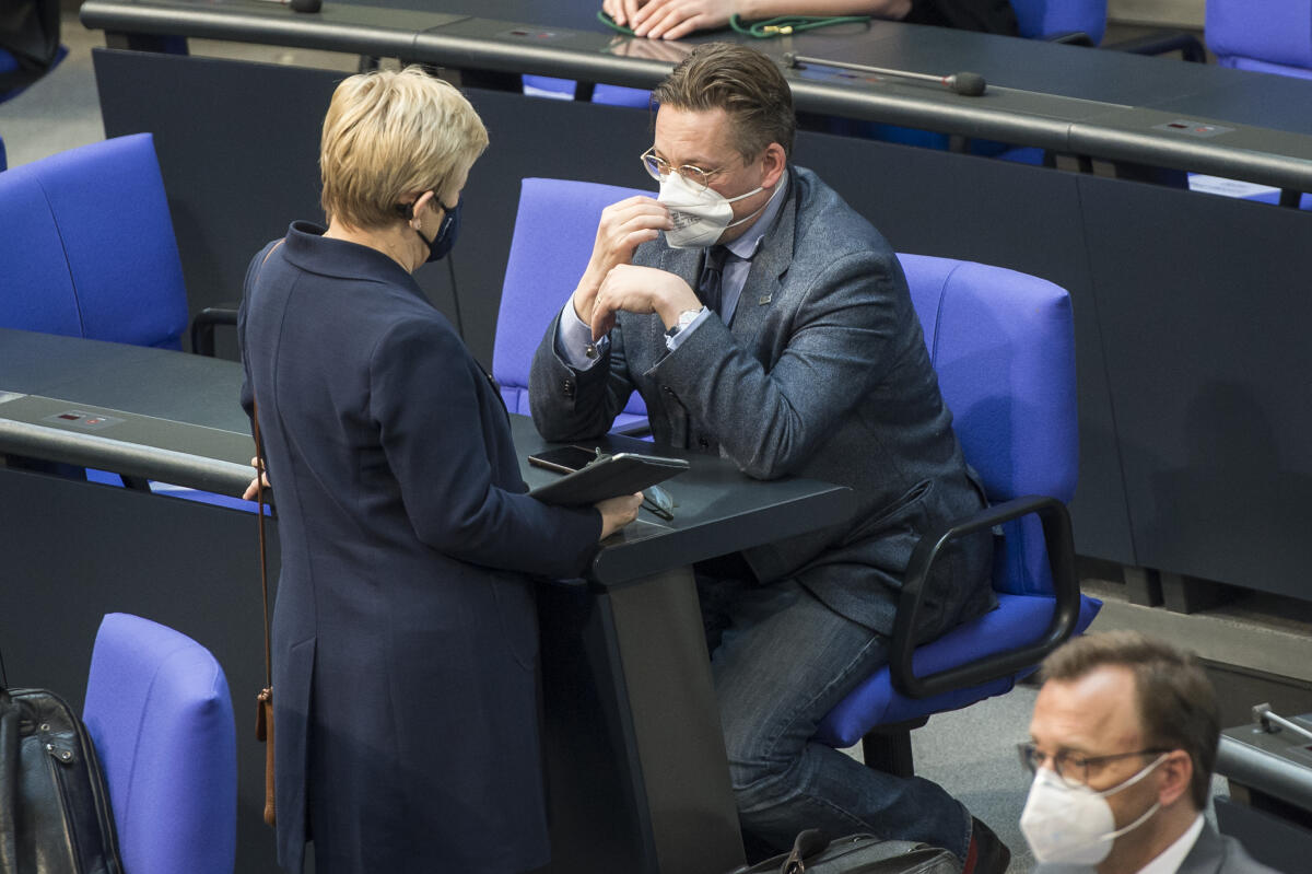 Dr. Konstantin von Notz (m), Bündnis 90/Die Grünen, MdB, im Plenum des Deutschen Bundestages mit Gesichtsmaske aufgrund der Covid-19 Pandemie. Notz, Konstantin von Dr. Konstantin von Notz (m), Bündnis 90/Die Grünen, MdB, im Plenum des Deutschen Bundestages mit Gesichtsmaske aufgrund der Covid-19 Pandemie.