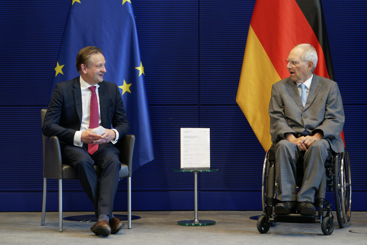 Berichtsübergabe des 3. Untersuchungsausschusses „Wirecard“ an Bundestagspräsident Dr. Wolfgang Schäuble (r), CDU/CSU, MdB. Hier mit dem Ausschussvorsitzenden Kay Gottschalk (l), AfD, MdB. Schäuble, Wolfgang; Gottschalk, Kay Berichtsübergabe des 3. Untersuchungsausschusses „Wirecard“ an Bundestagspräsident Dr. Wolfgang Schäuble (r), CDU/CSU, MdB. Hier mit dem Ausschussvorsitzenden Kay Gottschalk (l), AfD, MdB.