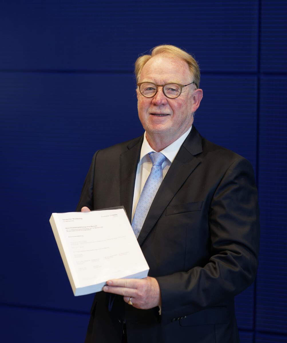 Berichtsübergabe des 3. Untersuchungsausschusses „Wirecard“ an Bundestagspräsident Dr. Wolfgang Schäuble, CDU/CSU, MdB. Hier Hans Michelbach, CDU/CSU, MdB, mit dem Bericht.; Michelbach, Hans Berichtsübergabe des 3. Untersuchungsausschusses „Wirecard“ an Bundestagspräsident Dr. Wolfgang Schäuble, CDU/CSU, MdB. Hier Hans Michelbach, CDU/CSU, MdB, mit dem Bericht.;
