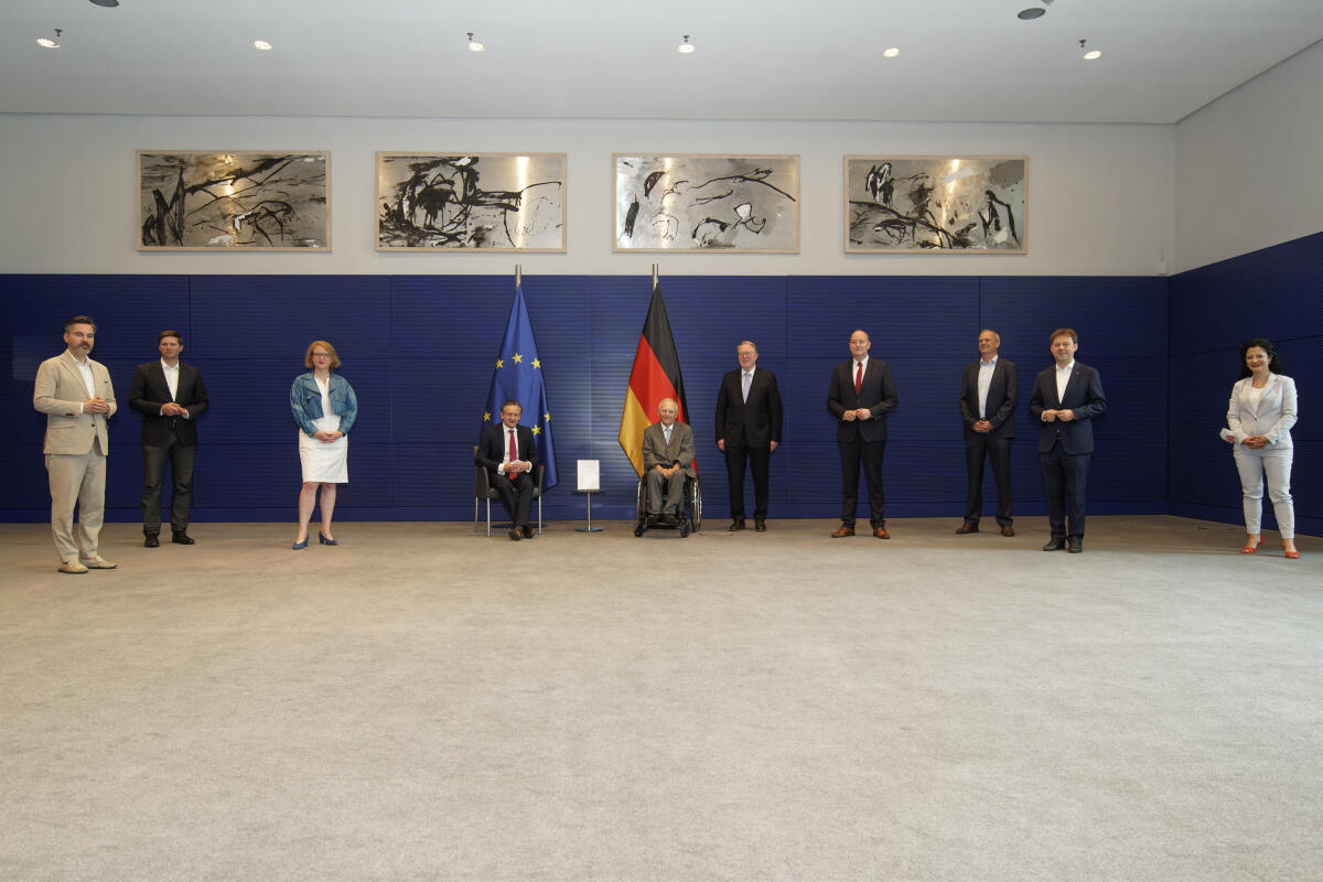Berichtsübergabe des 3. Untersuchungsausschusses „Wirecard“ an Bundestagspräsident Dr. Wolfgang Schäuble (5.vl), CDU/CSU, MdB, mit den Abgeordneten (vlnr) Fabio De Masi, Die Linke, Dr. Florian Toncar, FDP, Lisa Paus, Bündnis 90/Die Grünen, Kay Gottschalk, AfD, Hans Michelbach, CDU/CSU, Matthias Hauer, CDU/CSU, Fritz Güntzler, CDU/CSU, Dr. Jens Zimmermann, SPD, und Cansel Kiziltepe, SPD. Schäuble, Wolfgang; Gottschalk, Kay; Zimmermann, Jens; Kiziltepe, Cansel; De Masi, Fabio; Toncar, Florian; Paus, Lisa; Hauer, Matthias; Güntzler, Fritz; Michelbach, Hans Berichtsübergabe des 3. Untersuchungsausschusses „Wirecard“ an Bundestagspräsident Dr. Wolfgang Schäuble (5.vl), CDU/CSU, MdB, mit den Abgeordneten (vlnr) Fabio De Masi, Die Linke, Dr. Florian Toncar, FDP, Lisa Paus, Bündnis 90/Die Grünen, Kay Gottschalk, AfD, Hans Michelbach, CDU/CSU, Matthias Hauer, CDU/CSU, Fritz Güntzler, CDU/CSU, Dr. Jens Zimmermann, SPD, und Cansel Kiziltepe, SPD.