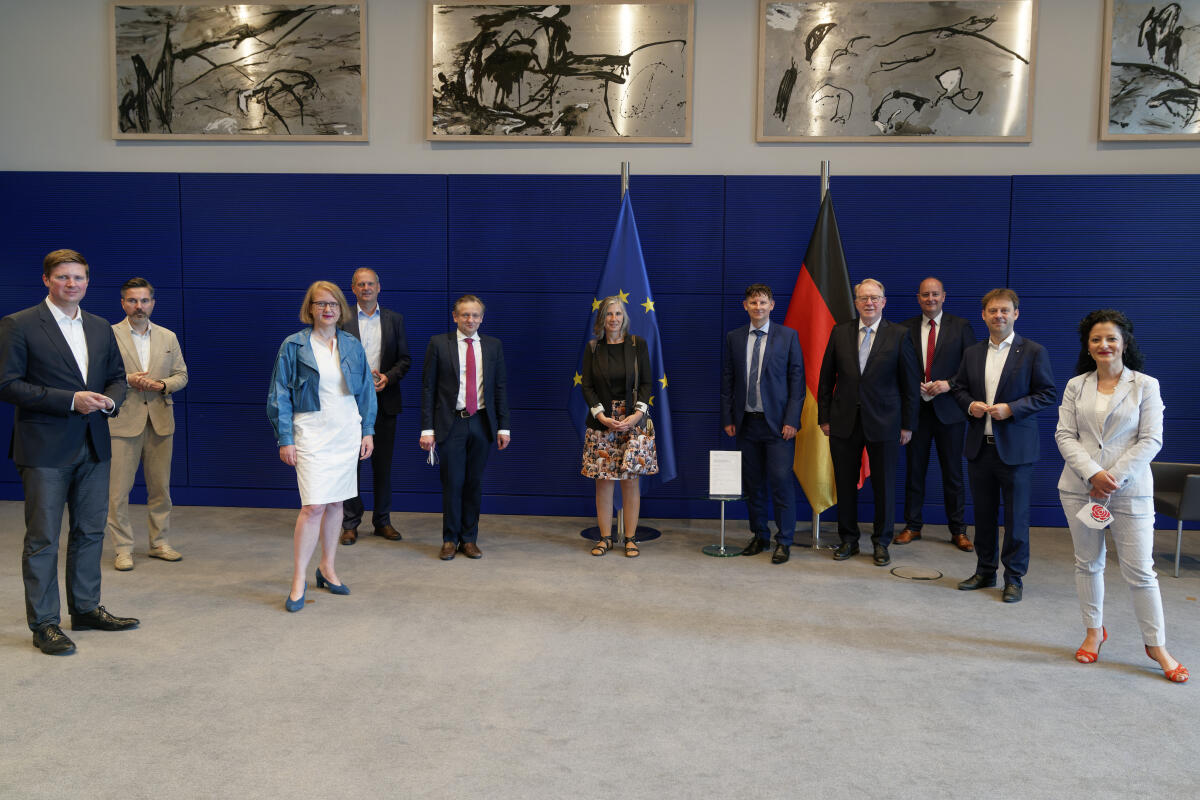 Berichtsübergabe des 3. Untersuchungsausschusses „Wirecard“ an Dr. Wolfgang Schäuble, Präsident des Deutschen Bundestages. Hier Gruppenfoto mit Sekretariat. Berichtsübergabe des 3. Untersuchungsausschusses „Wirecard“ an Dr. Wolfgang Schäuble, Präsident des Deutschen Bundestages. Hier Gruppenfoto mit Sekretariat.