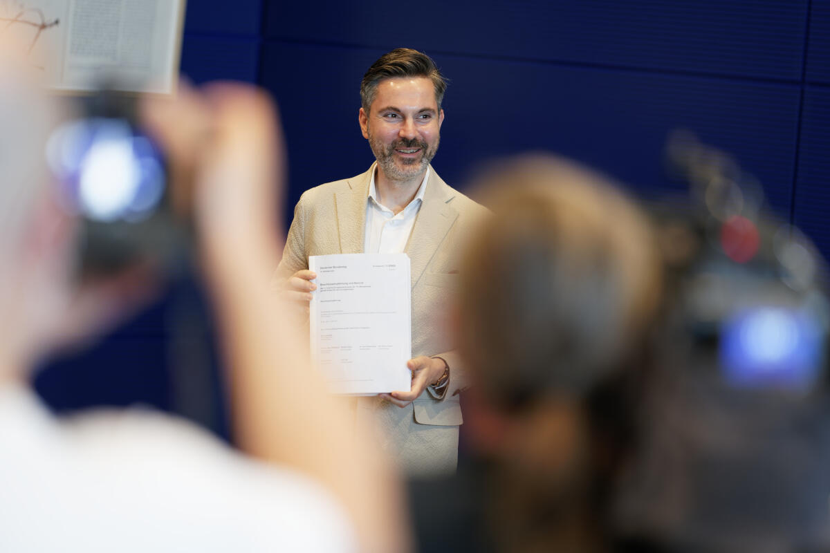 Berichtsübergabe des 3. Untersuchungsausschusses „Wirecard“ an Bundestagspräsident Dr. Wolfgang Schäuble, CDU/CSU, MdB. Hier Fabio De Masi, Die Linke, MdB, mit dem Bericht. De Masi, Fabio Berichtsübergabe des 3. Untersuchungsausschusses „Wirecard“ an Bundestagspräsident Dr. Wolfgang Schäuble, CDU/CSU, MdB. Hier Fabio De Masi, Die Linke, MdB, mit dem Bericht.