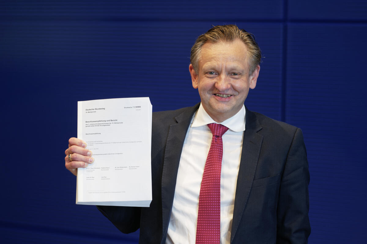 Berichtsübergabe des 3. Untersuchungsausschusses „Wirecard“ an Bundestagspräsident Dr. Wolfgang Schäuble, CDU/CSU, MdB. Hier der Ausschussvorsitzende Kay Gottschalk, AfD, MdB, mit dem Bericht. Gottschalk, Kay Berichtsübergabe des 3. Untersuchungsausschusses „Wirecard“ an Bundestagspräsident Dr. Wolfgang Schäuble, CDU/CSU, MdB. Hier der Ausschussvorsitzende Kay Gottschalk, AfD, MdB, mit dem Bericht.