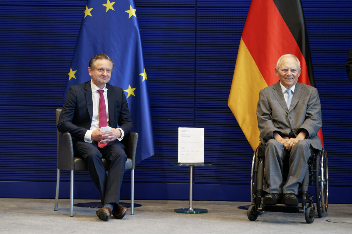 Berichtsübergabe des 3. Untersuchungsausschusses „Wirecard“ an Bundestagspräsident Dr. Wolfgang Schäuble (r), CDU/CSU, MdB. Hier mit dem Ausschussvorsitzenden Kay Gottschalk (l), AfD, MdB. Schäuble, Wolfgang; Gottschalk, Kay Berichtsübergabe des 3. Untersuchungsausschusses „Wirecard“ an Bundestagspräsident Dr. Wolfgang Schäuble (r), CDU/CSU, MdB. Hier mit dem Ausschussvorsitzenden Kay Gottschalk (l), AfD, MdB.