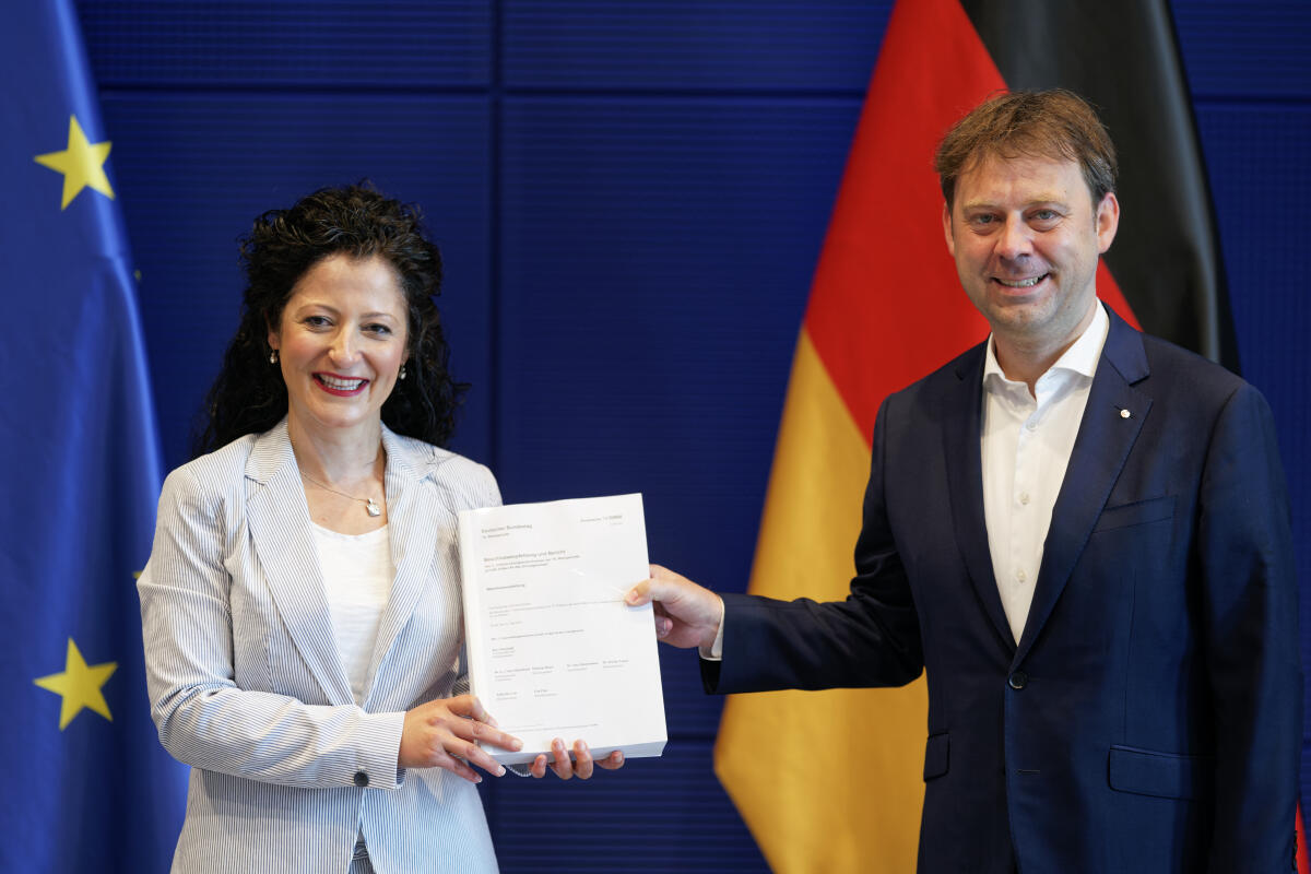 Berichtsübergabe des 3. Untersuchungsausschusses „Wirecard“ an Bundestagspräsident Dr. Wolfgang Schäuble, CDU/CSU, MdB. Hier Dr. Jens Zimmermann (r), SPD, MdB, und Cansel Kiziltepe (l), SPD, MdB, mit dem Bericht. Zimmermann, Jens; Kiziltepe, Cansel Berichtsübergabe des 3. Untersuchungsausschusses „Wirecard“ an Bundestagspräsident Dr. Wolfgang Schäuble, CDU/CSU, MdB. Hier Dr. Jens Zimmermann (r), SPD, MdB, und Cansel Kiziltepe (l), SPD, MdB, mit dem Bericht.