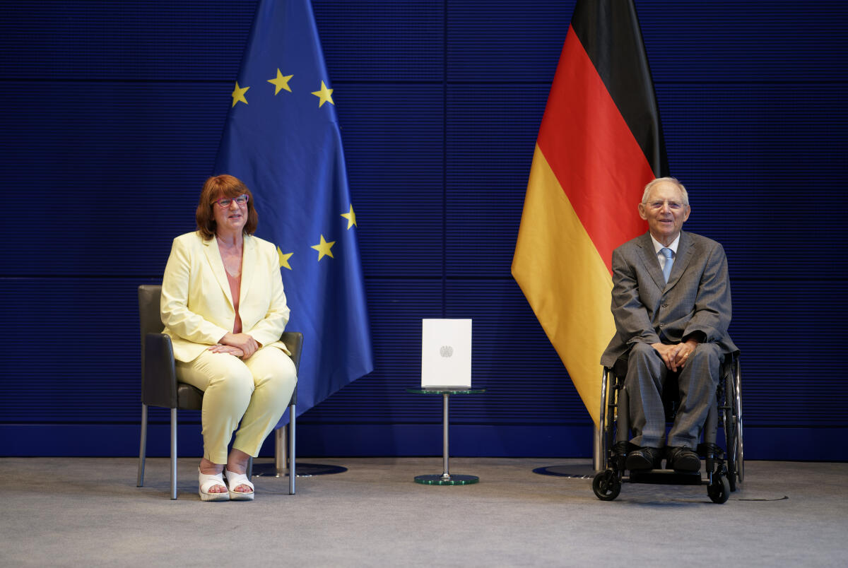 Berichtsübergabe der Enquete-Kommission "Berufliche Bildung in der digitalen Arbeitswelt" an Bundestagspräsident Dr. Wolfgang Schäuble (r), CSU/CSU, MdB. Hier mit der Ausschussvorsitzenden Antje Lezius (l), CDU/CSU, MdB. Schäuble, Wolfgang; Lezius, Antje Berichtsübergabe der Enquete-Kommission "Berufliche Bildung in der digitalen Arbeitswelt" an Bundestagspräsident Dr. Wolfgang Schäuble (r), CSU/CSU, MdB. Hier mit der Ausschussvorsitzenden Antje Lezius (l), CDU/CSU, MdB.