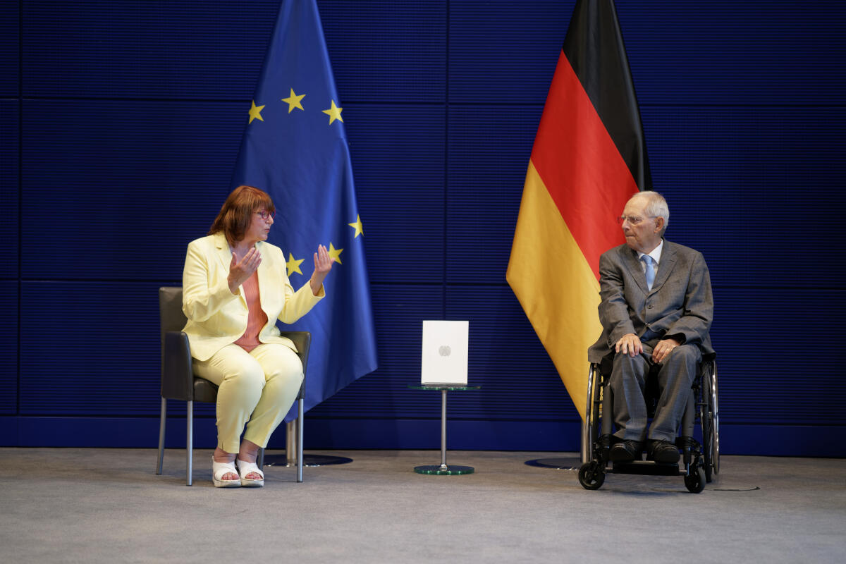 Schäuble, Wolfgang; Lezius, Antje Berichtsübergabe der Enquete-Kommission "Berufliche Bildung in der digitalen Arbeitswelt" an Bundestagspräsident Dr. Wolfgang Schäuble (r), CSU/CSU, MdB. Hier mit der Ausschussvorsitzenden Antje Lezius (l), CDU/CSU, MdB.