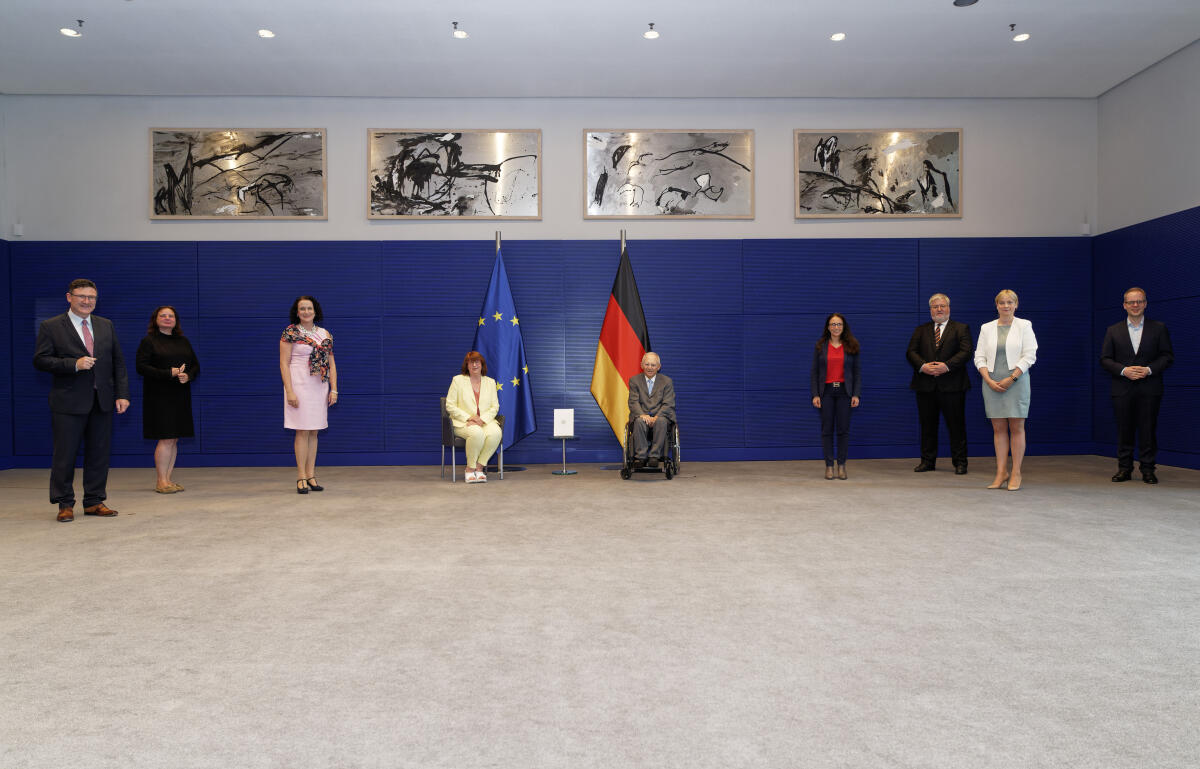 Schäuble, Wolfgang; Lezius, Antje; Kaufmann, Stefan; Walter-Rosenheimer, Beate; Höchst, Nicole; Fahimi, Yasmin; Brandenburg, Jens; Albani, Stephan; Völlers, Marja-Liisa Berichtsübergabe der Enquete-Kommission "Berufliche Bildung in der digitalen Arbeitswelt" an Bundestagspräsident Dr. Wolfgang Schäuble (m), CSU/CSU, MdB, mit den Abgeordneten (vlnr) Stefan Kaufmann, CDU/CSU, Beate Walter-Rosenheimer, Bündnis 90/Die Grünen, Nicole Höchst, AfD, Ausschussvorsitzende Antje Lezius, CDU/CSU, Yasmin Fahimi, SPD, Stephan Albani, CDU/CSU, Marja-Liisa Völlers, SPD, und Dr. Jens Brandenburg, FDP.; 